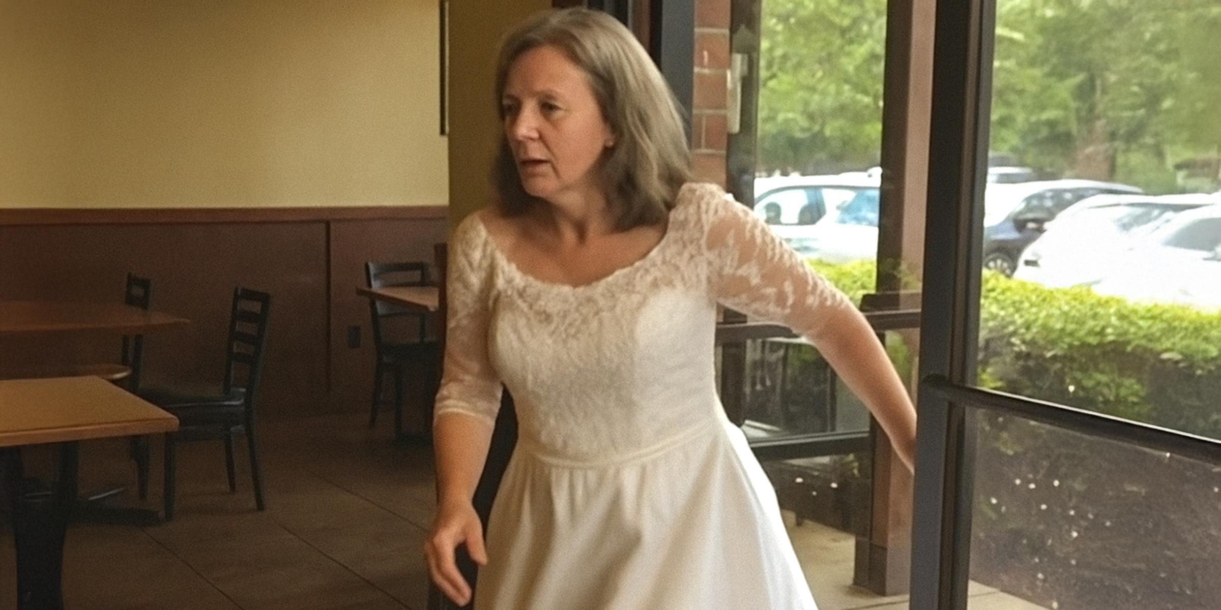 Una mujer con un vestido blanco | Fuente: Barabola