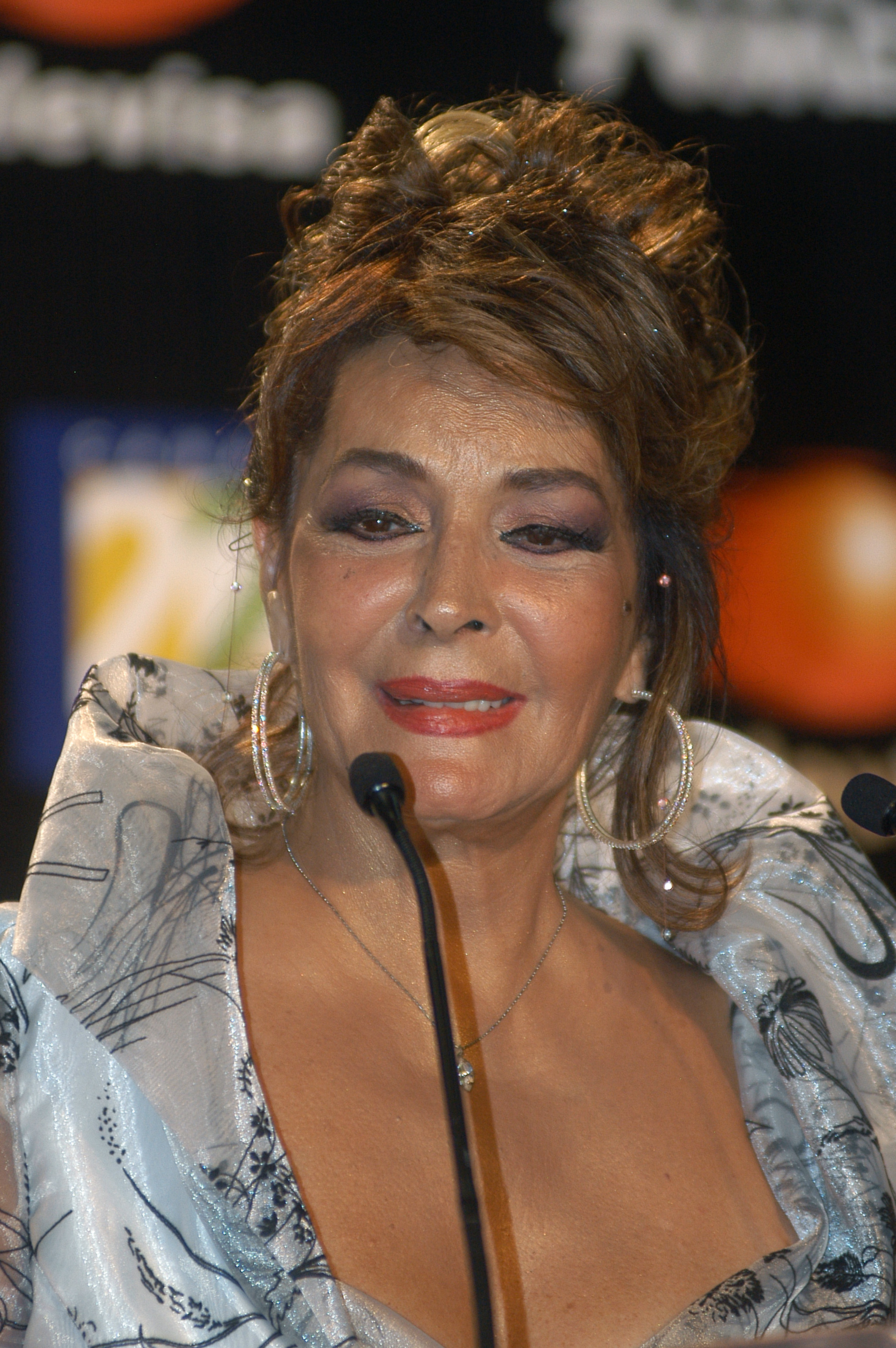 La ganadora del premio Elsa Aguirre posa para una fotografía durante las Lunas del Auditorio en el Auditorio Nacional el 28 de octubre de 2009 en la Ciudad de México, México. | Fuente: Getty Images.