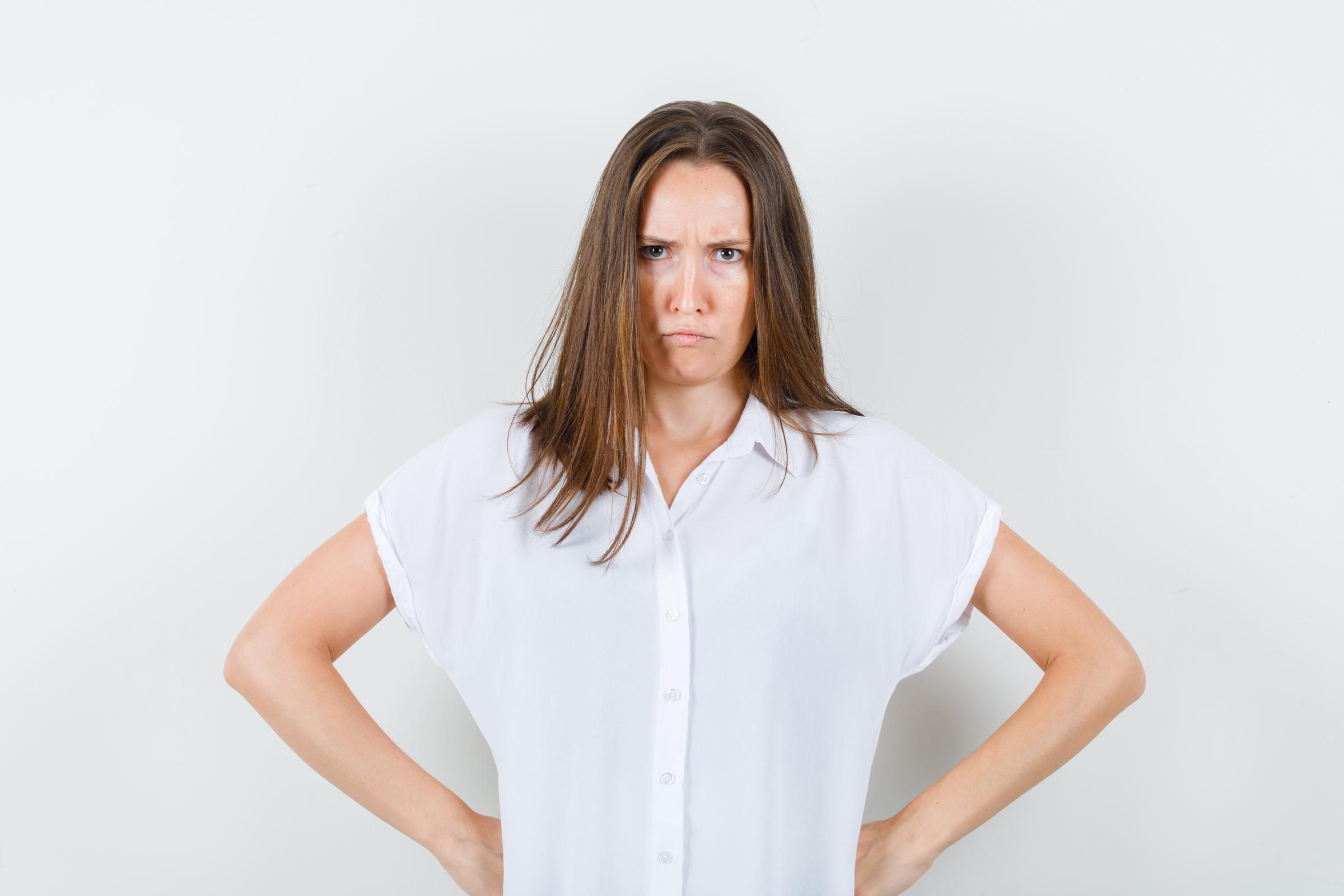 Una mujer frunciendo el ceño | Fuente: Freepik