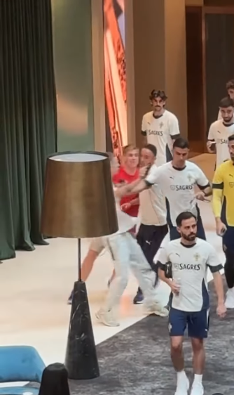 Momento en que Cristiano Ronaldo empujó a un fan que quiso hacer una selfie con él. | Fuente: Instagram/blaugrana.