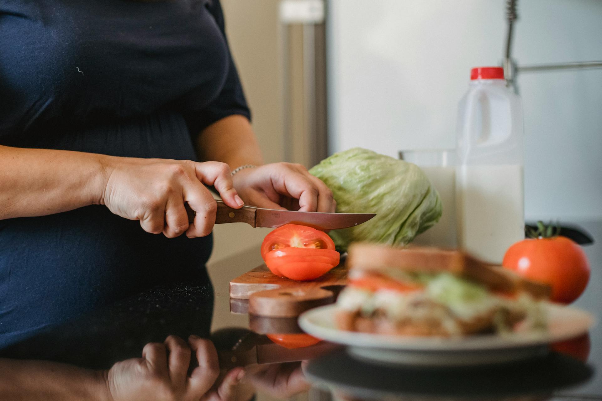 Una mujer trabajando en una cocina | Fuente: Pexels