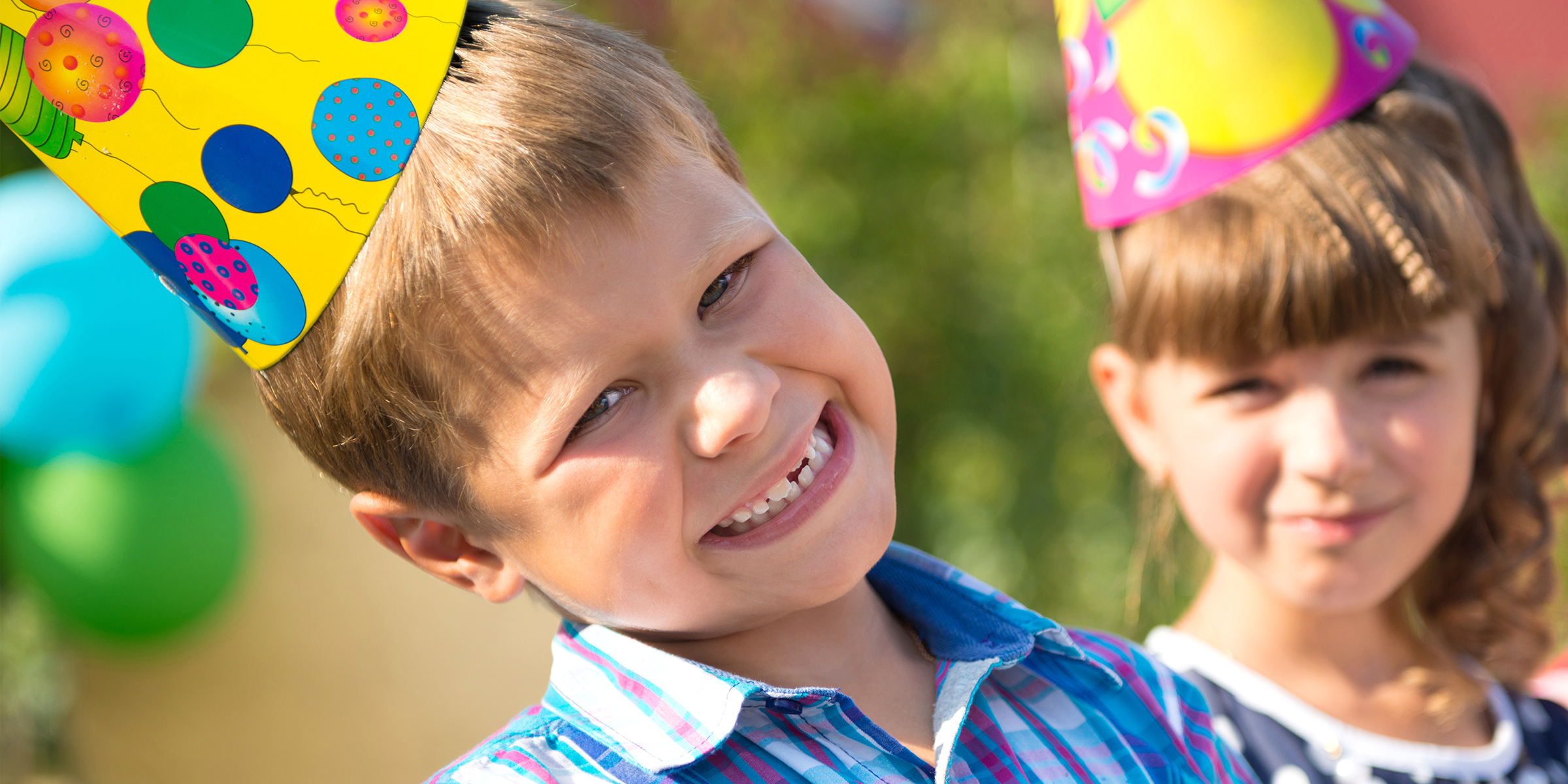 Niños disfrutando de un momento alegre con sombreros de fiesta y sol | Fuente: Shutterstock