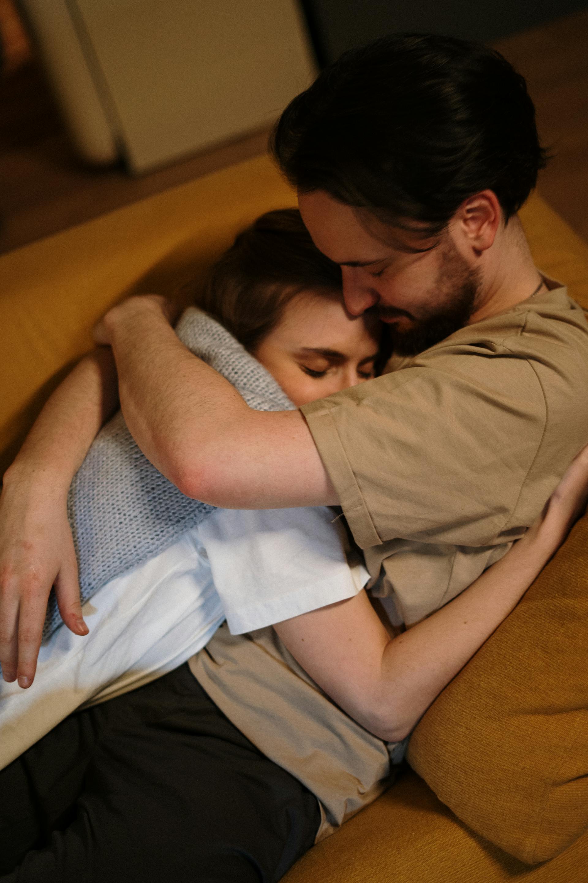 Una pareja compartiendo un abrazo | Fuente: Pexels