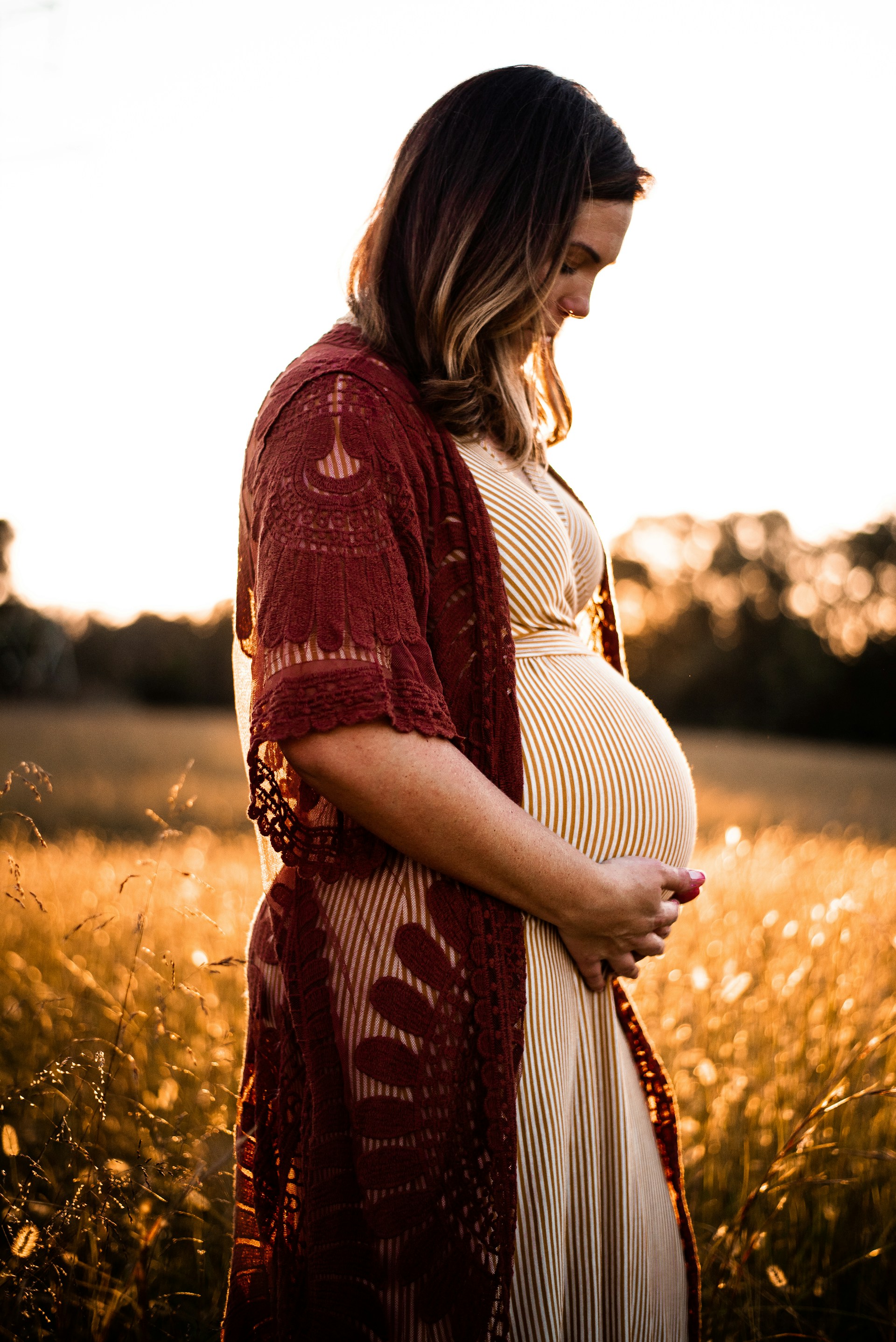 Una mujer embarazada de pie en un campo | Fuente: Unsplash