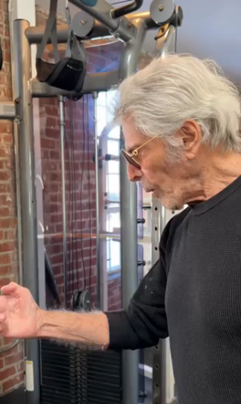 Jonathan Cheung grabó a Jorge Rivero en el gimnasio mientras conversaba con él | Fuente: Instagram/jlinuxcheung