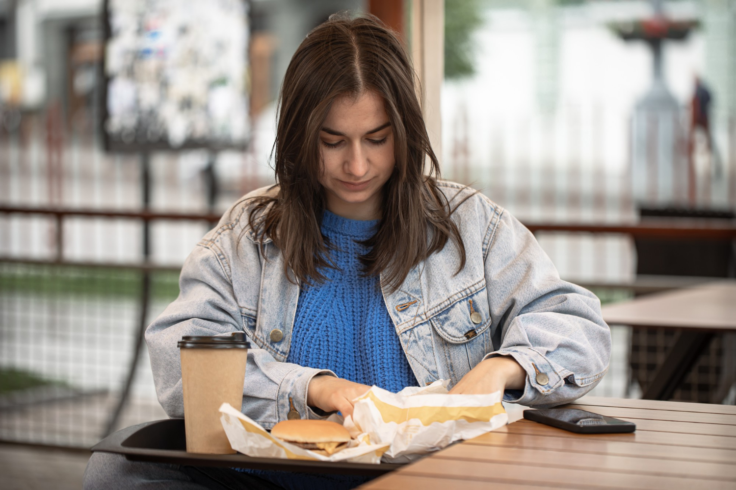Una joven angustiada comiendo | Fuente: Freepik