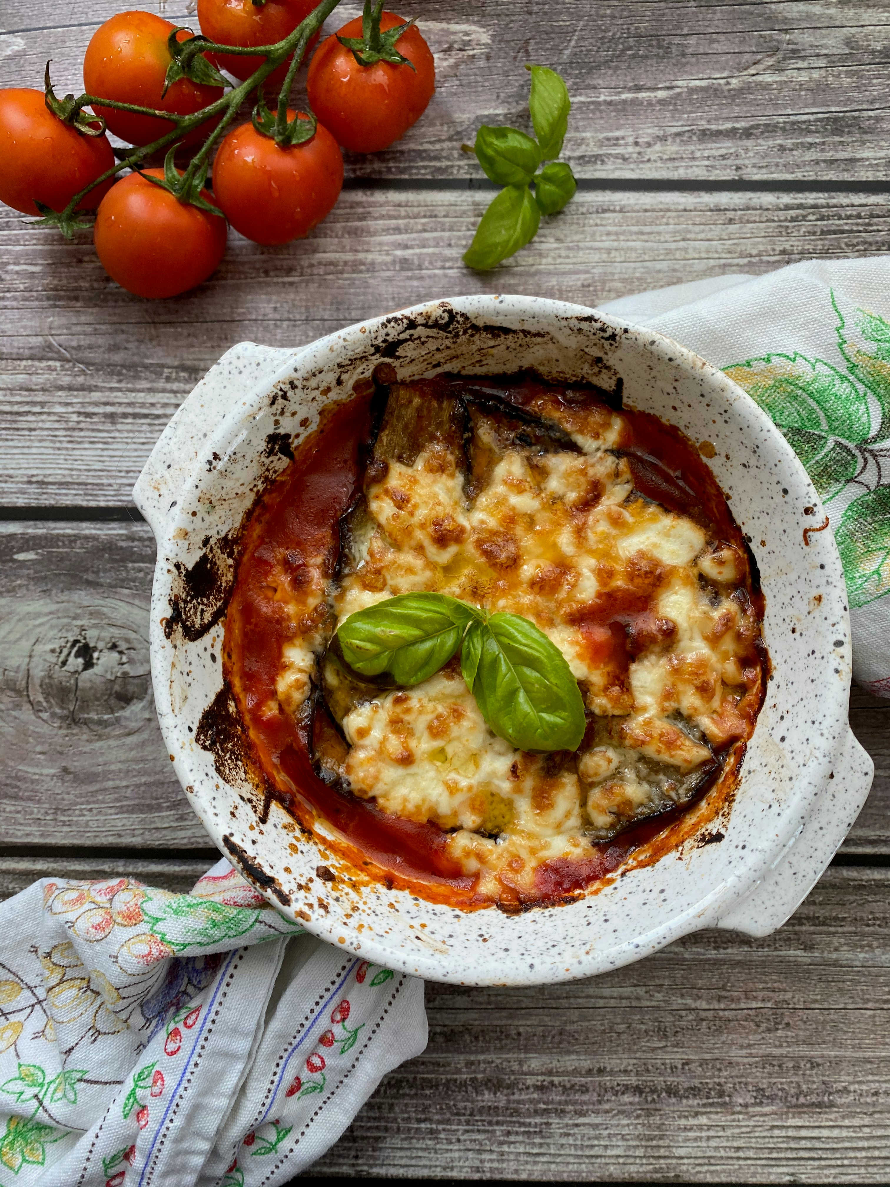 Berenjenas a la parmesana en un plato | Fuente: Unsplash