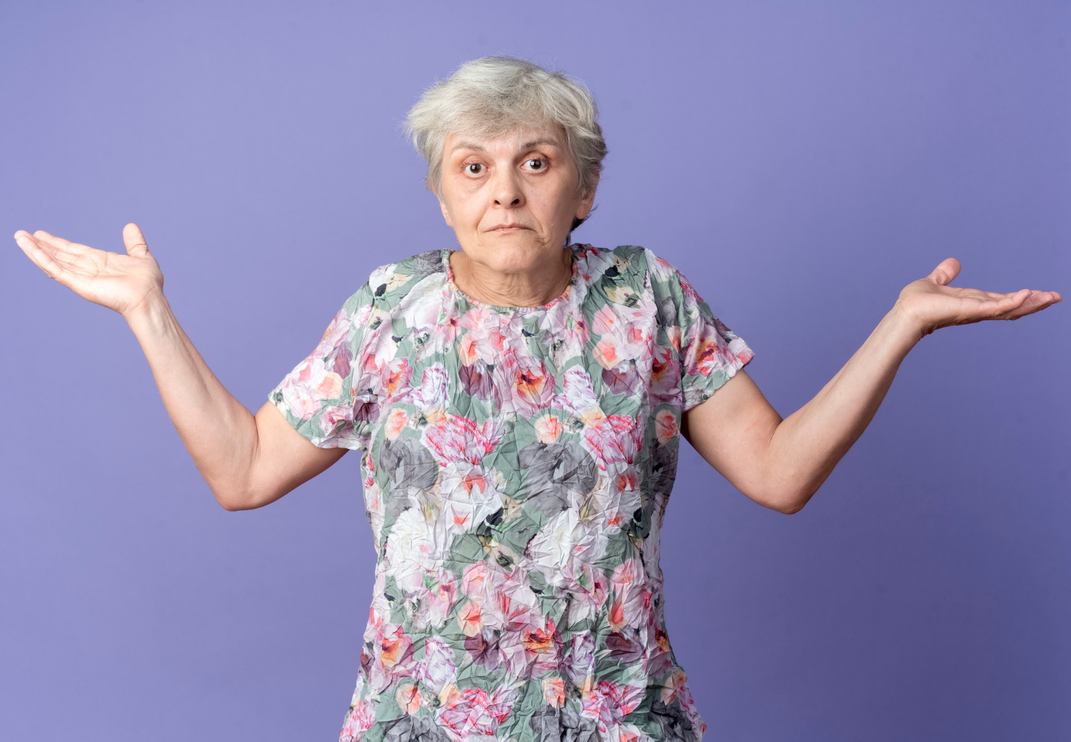 Una anciana encogiéndose de hombros | Fuente: Freepik