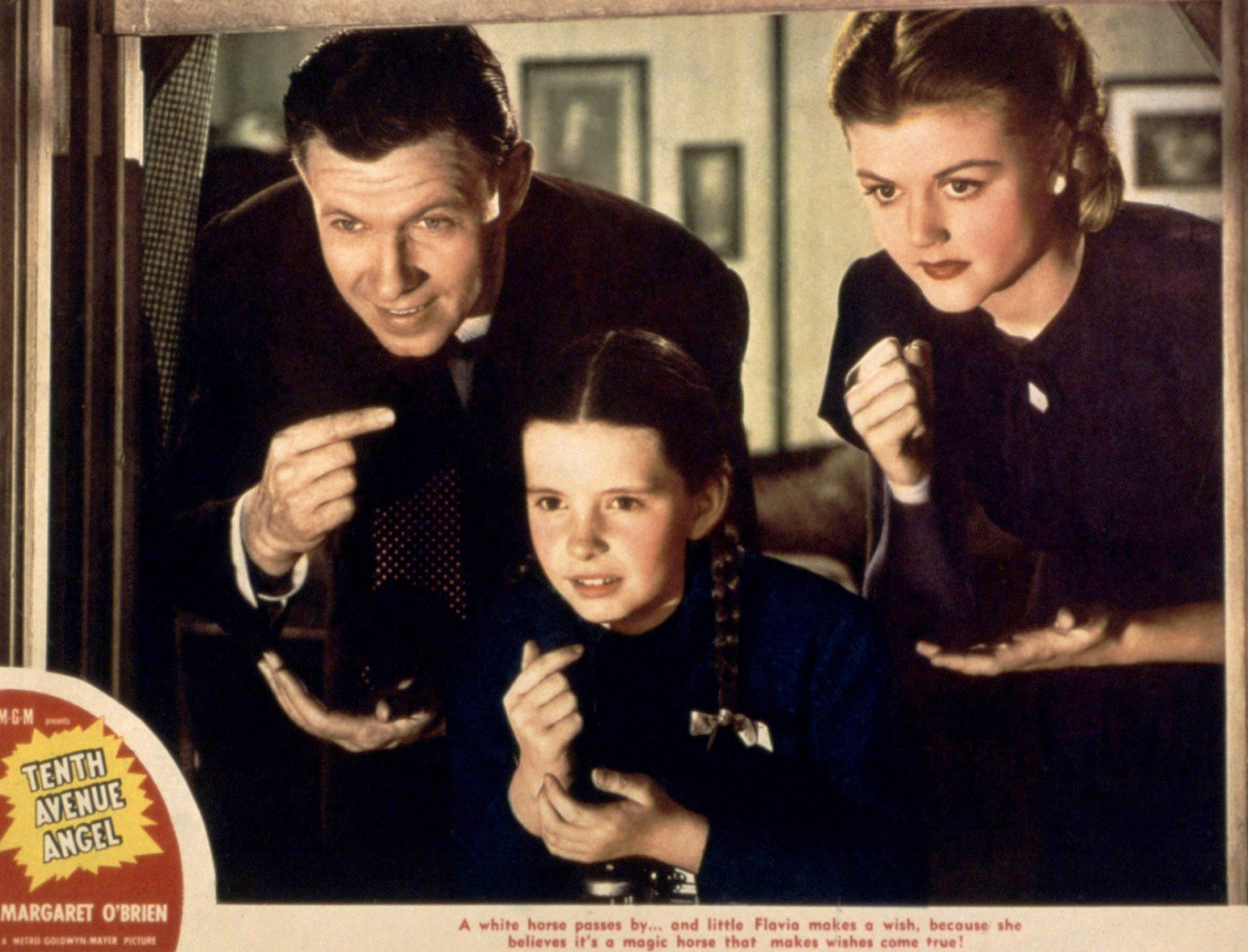 La estrella infantil y otros actores en el plató de "Tenth Avenue Angel" en 1948 | Fuente: Getty Images