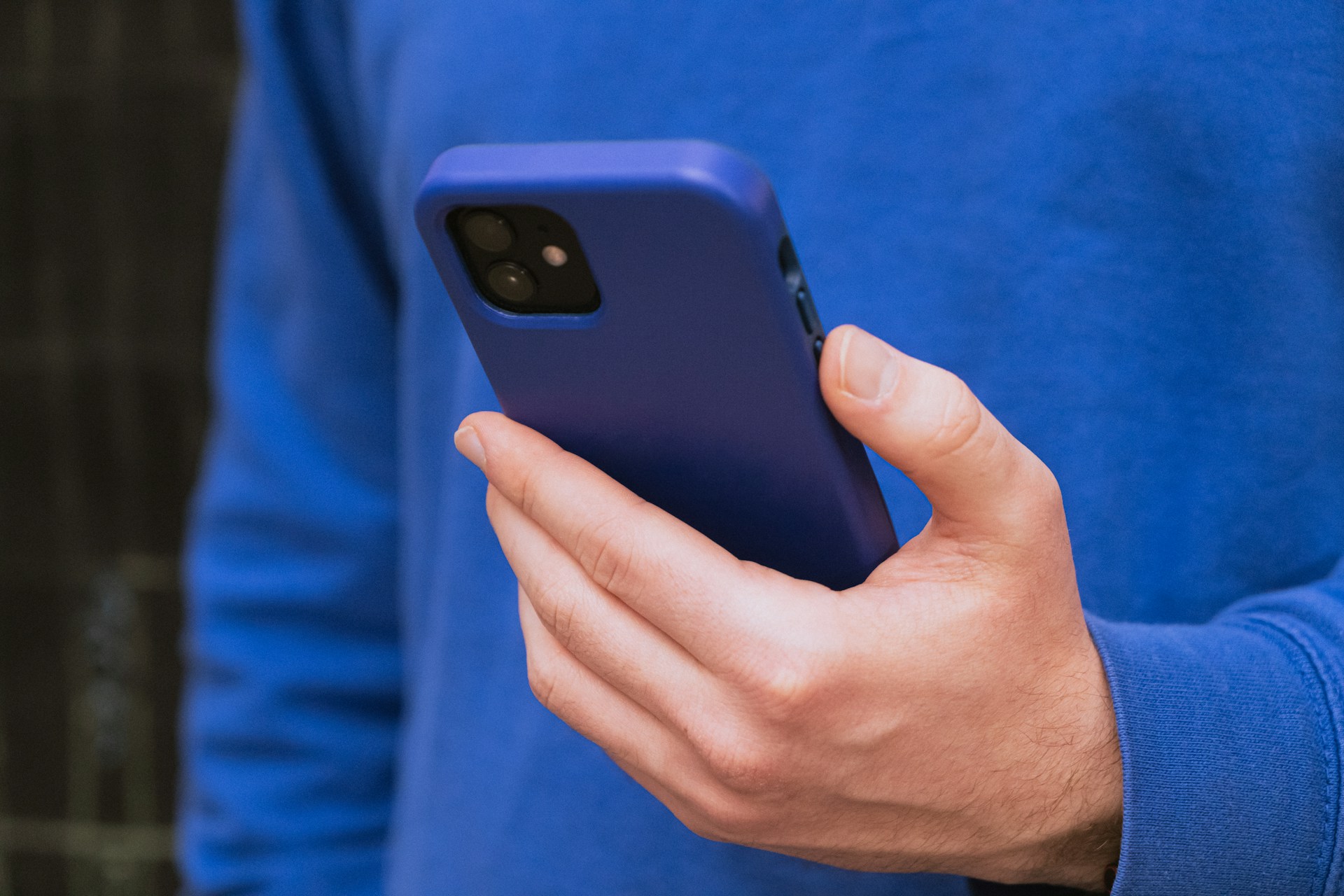Un mano sosteniendo su teléfono | Fuente: Unsplash