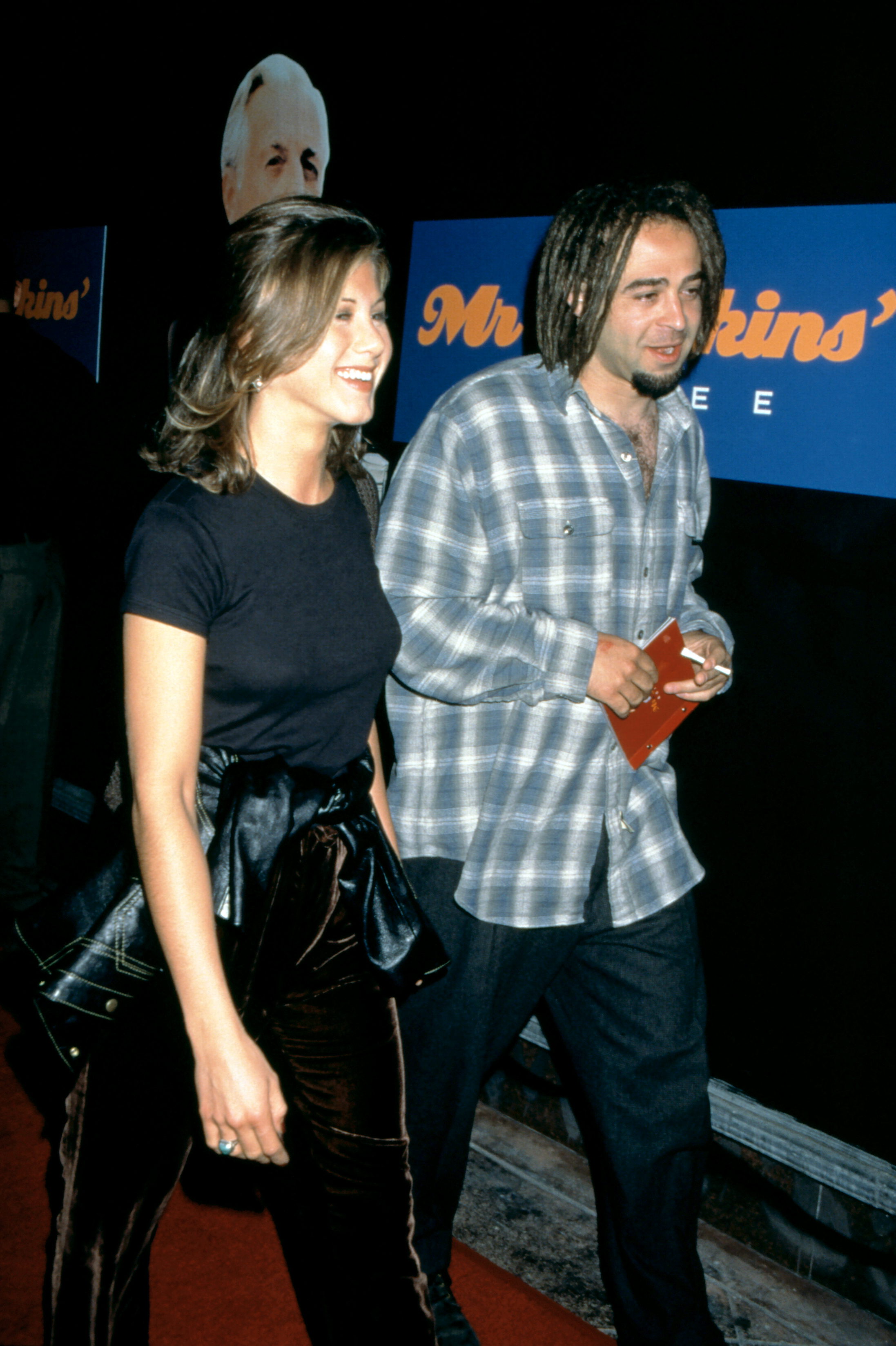 Jennifer Aniston y Adam Duritz asisten a la "Mr. Jenkins Soiree" en la Ace Gallery de Los Ángeles el 29 de septiembre de 1995 en Los Ángeles, California. | Fuente: Getty Images