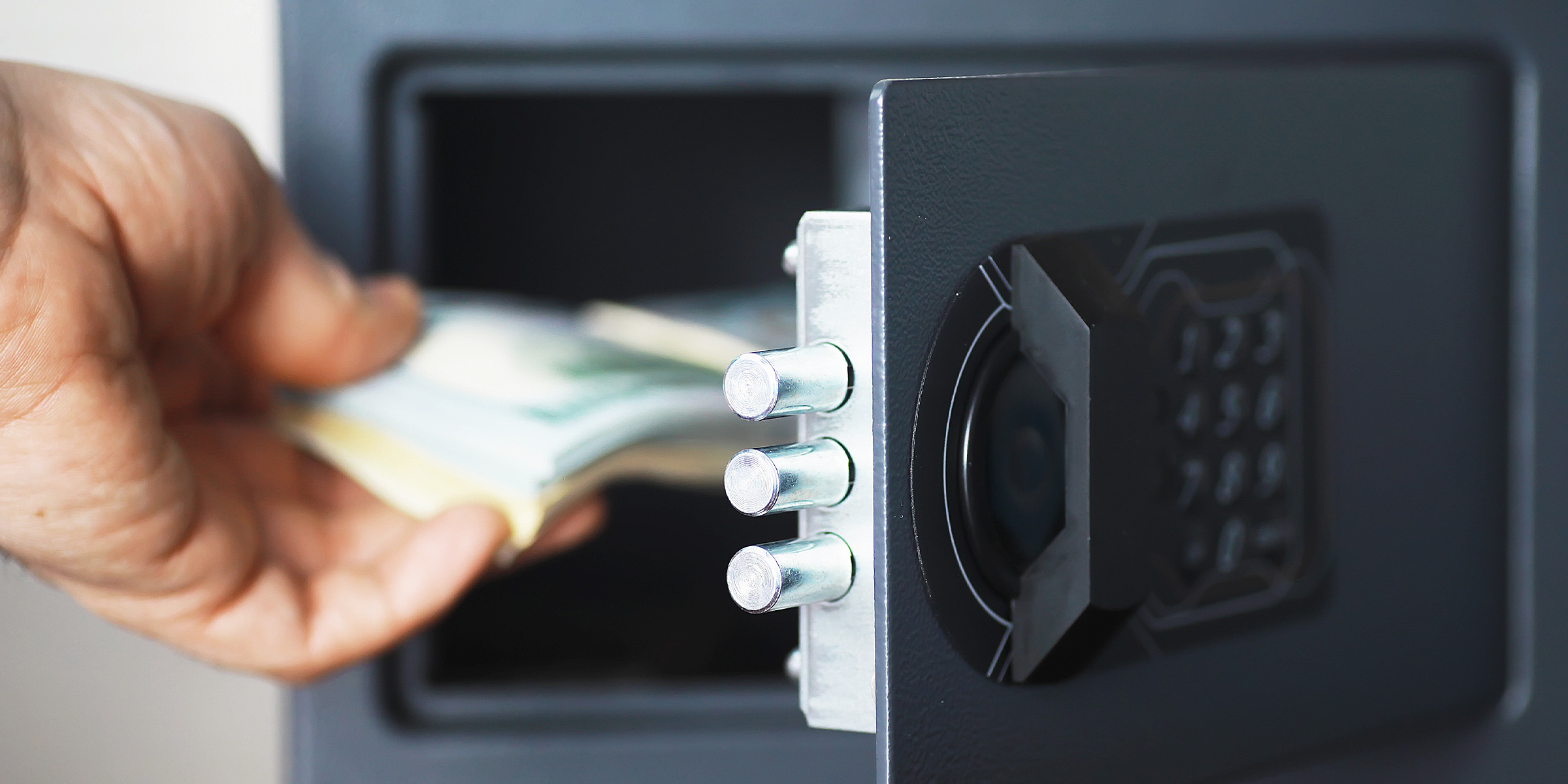 Una persona utilizando una caja fuerte | Fuente: Shutterstock