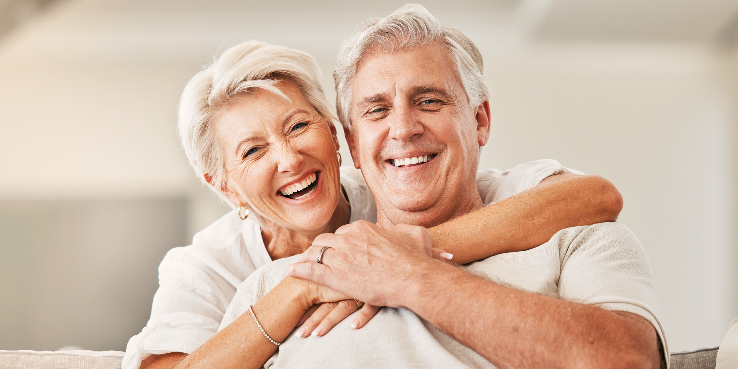 Una pareja de ancianos sonriendo | Fuente: Shutterstock