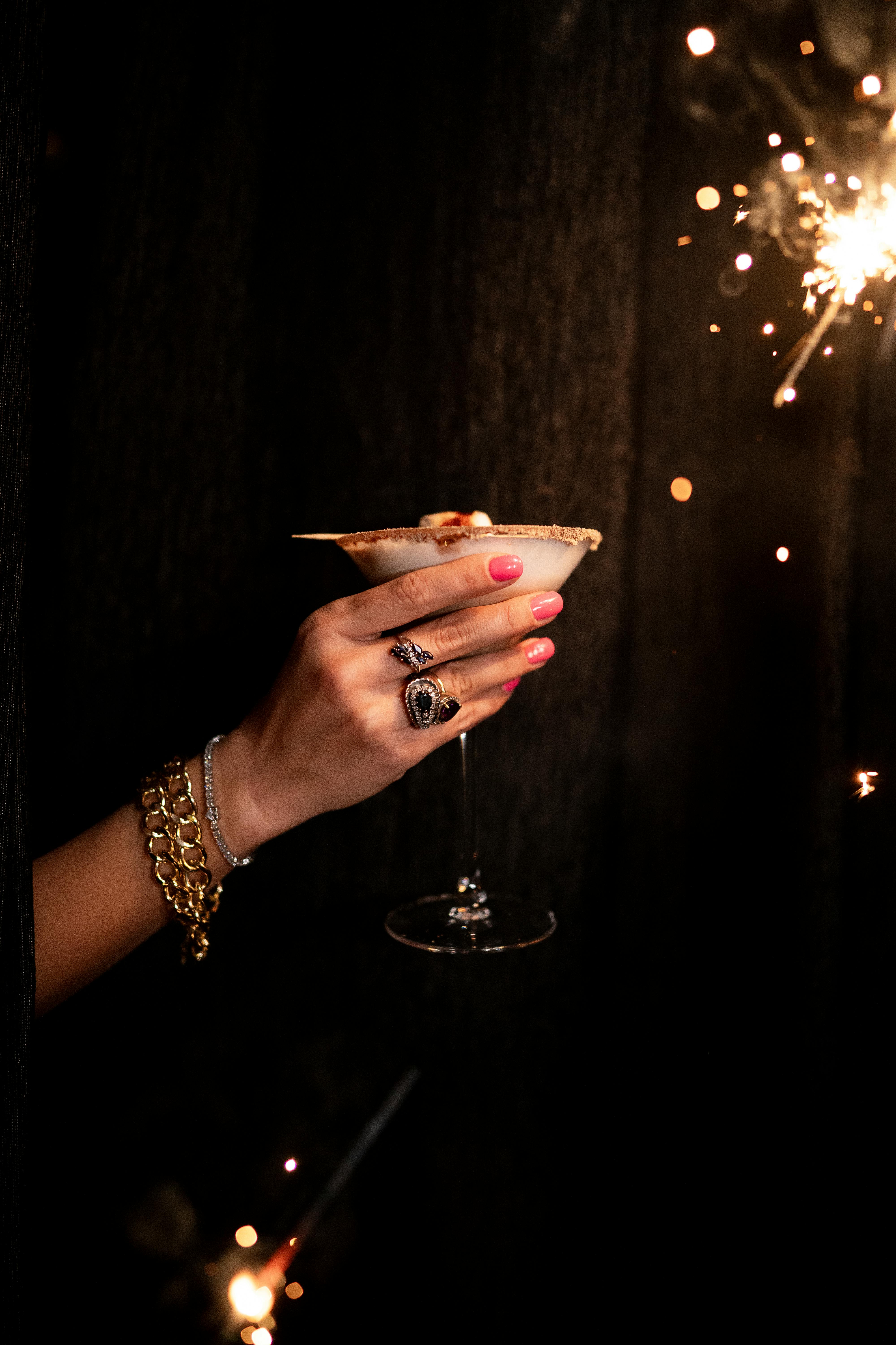 Una mujer brindando en una fiesta | Fuente: Pexels