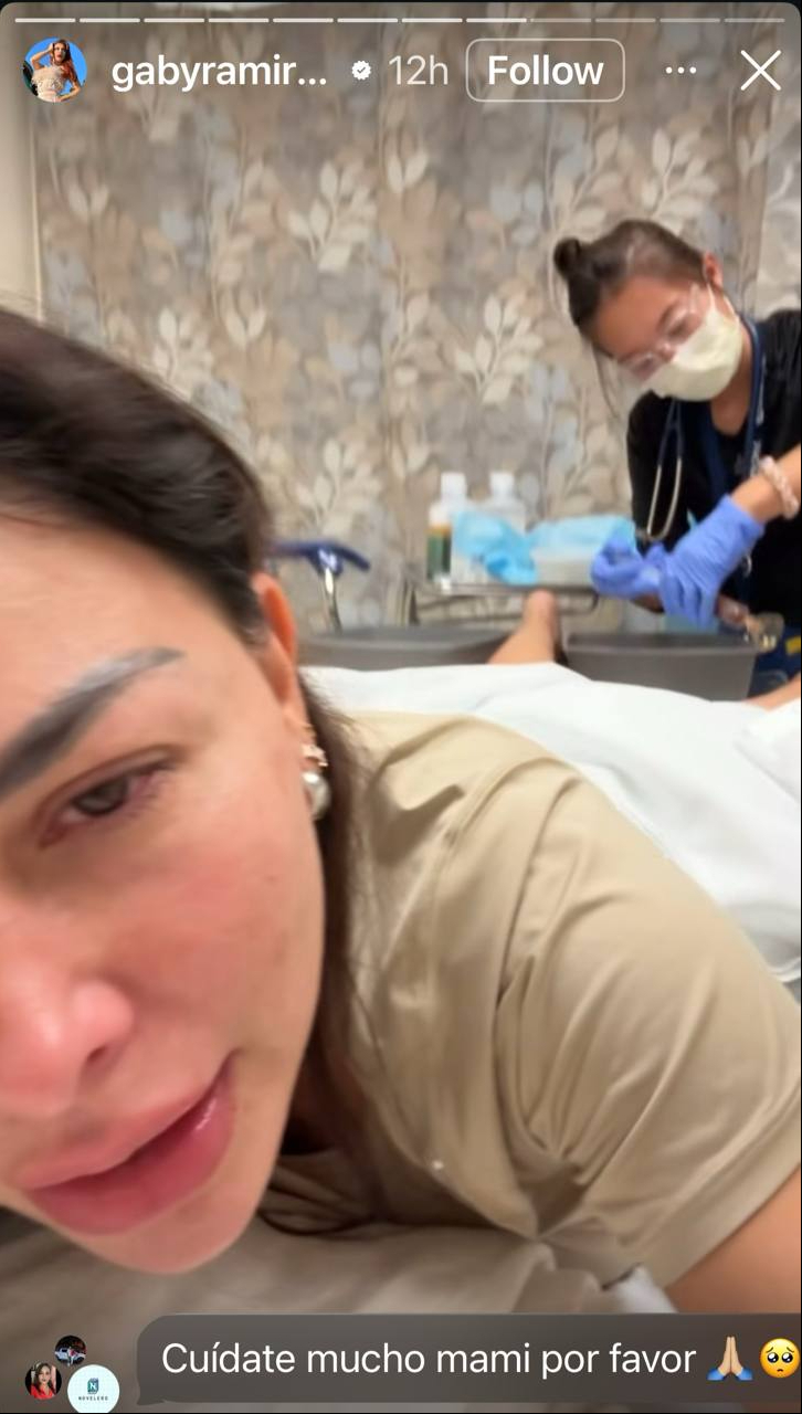Gaby Ramírez es atendida por una doctora tras ser mordida por un perro en una de sus piernas. | Fuente: Instagram/@gabyramireztv