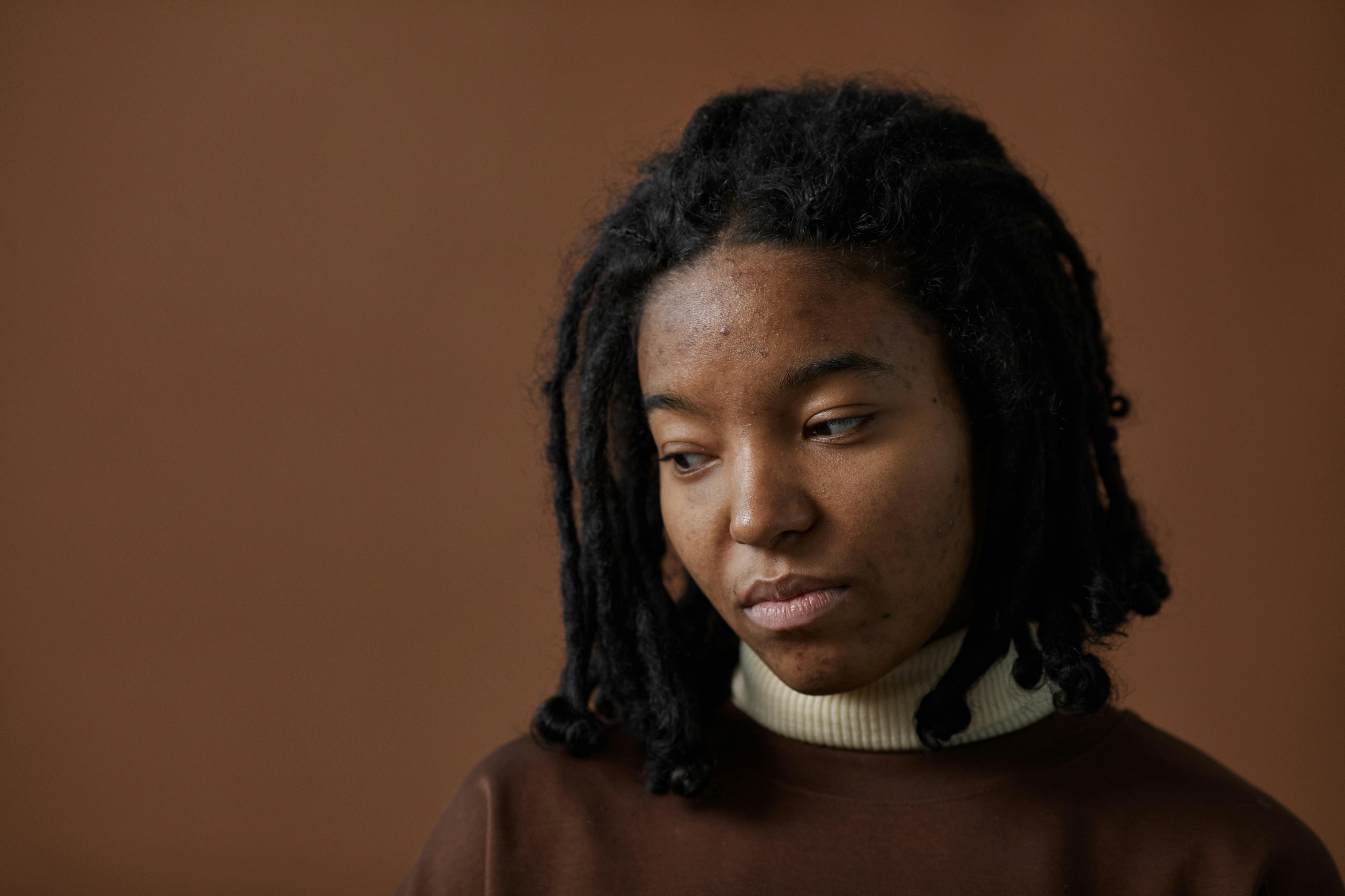 Una mujer evita el contacto visual | Fuente: Pexels