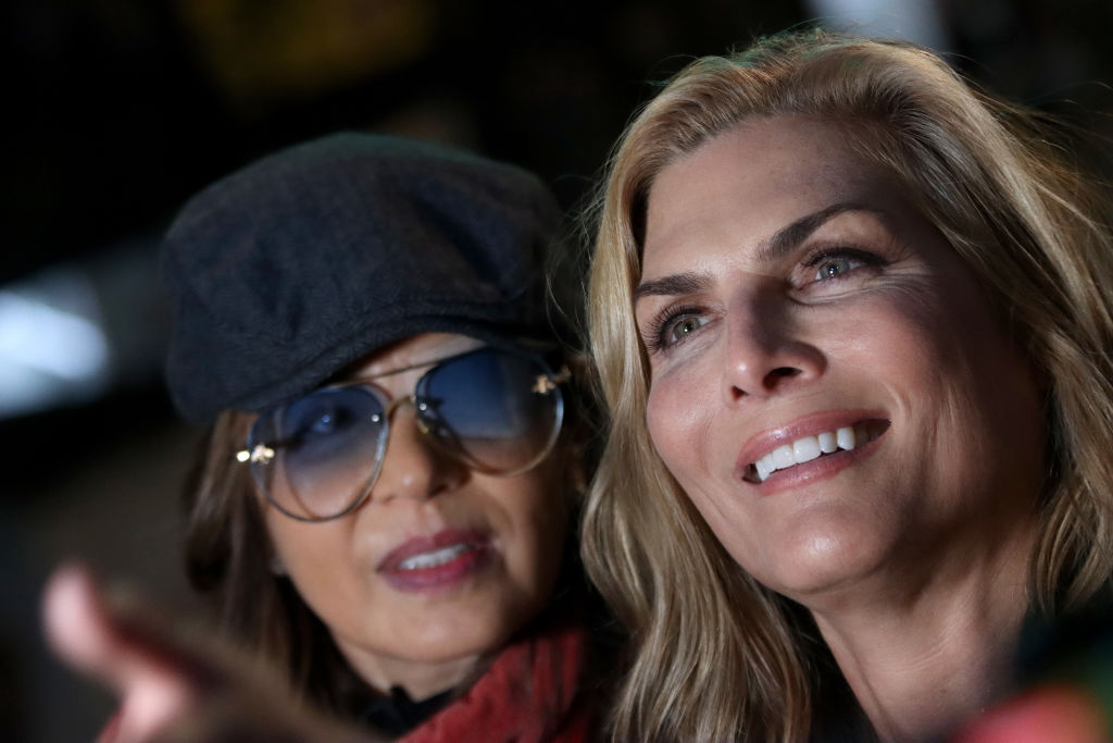 Yolanda Andrade y Montserrat Oliver asisten a la celebración del aniversario del programa de televisión "Montse y Joe" en XEW el 4 de diciembre de 2023 en Ciudad de México, México. | Foto: Getty Images