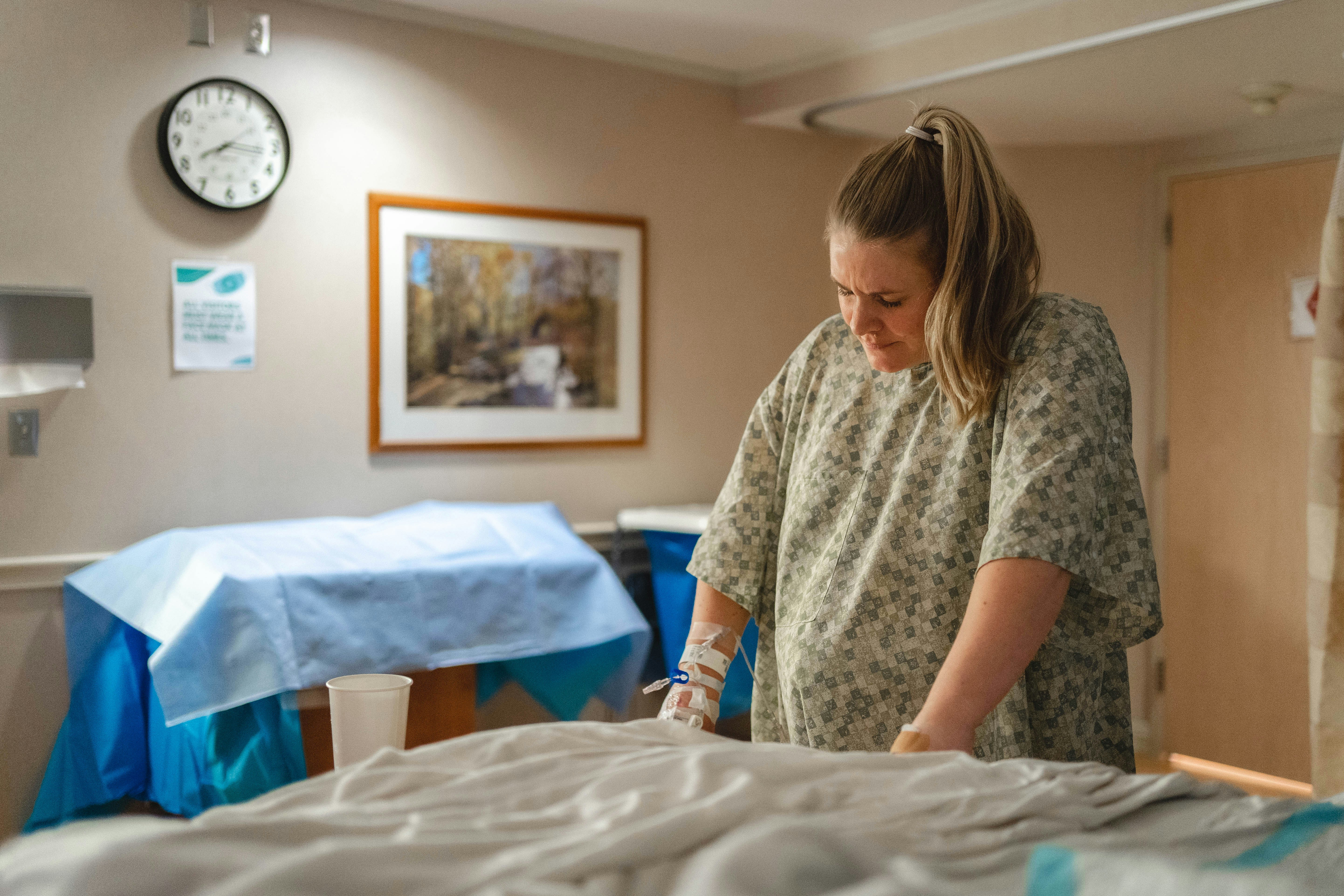 Una mujer embarazada en la habitación de un hospital | Fuente: Unsplash