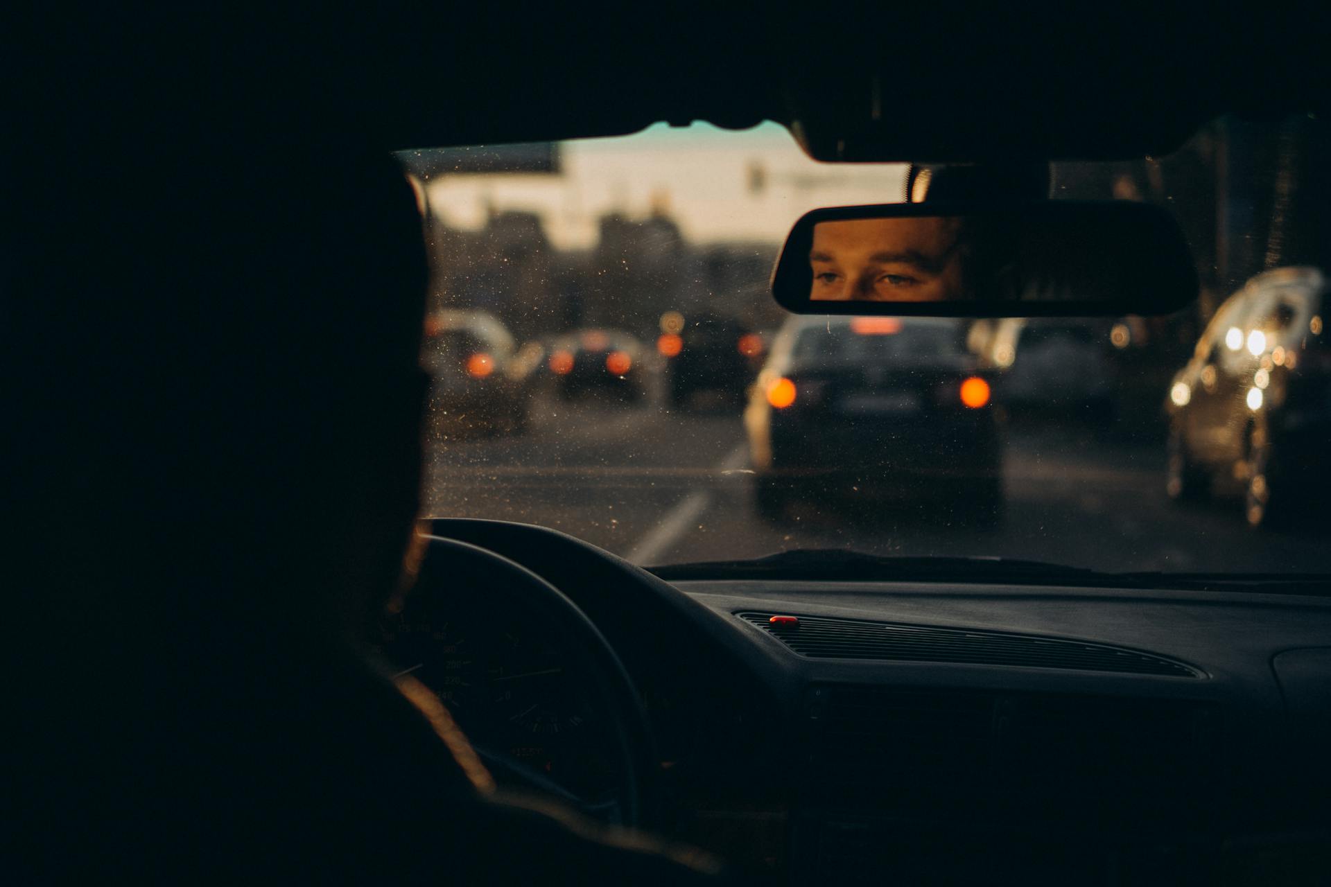 Un hombre conduciendo un automóvil | Fuente: Pexels