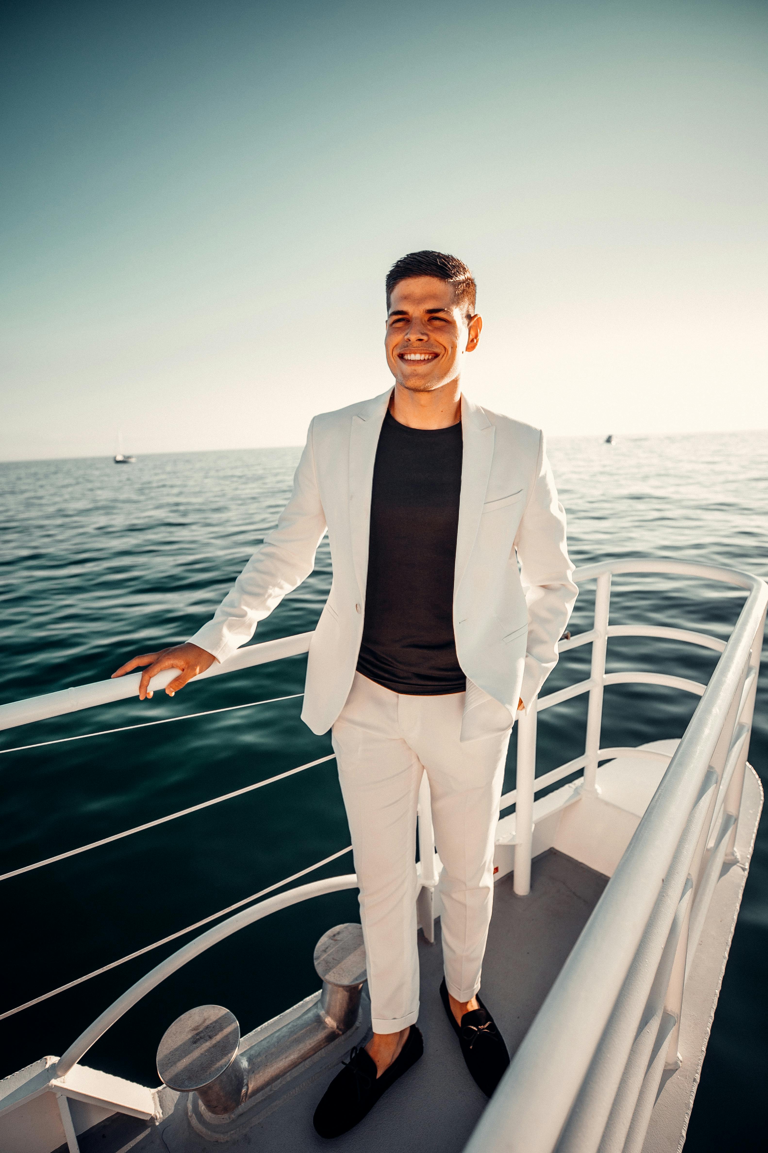 Un hombre se hace a la mar en un yate | Fuente: Pexels
