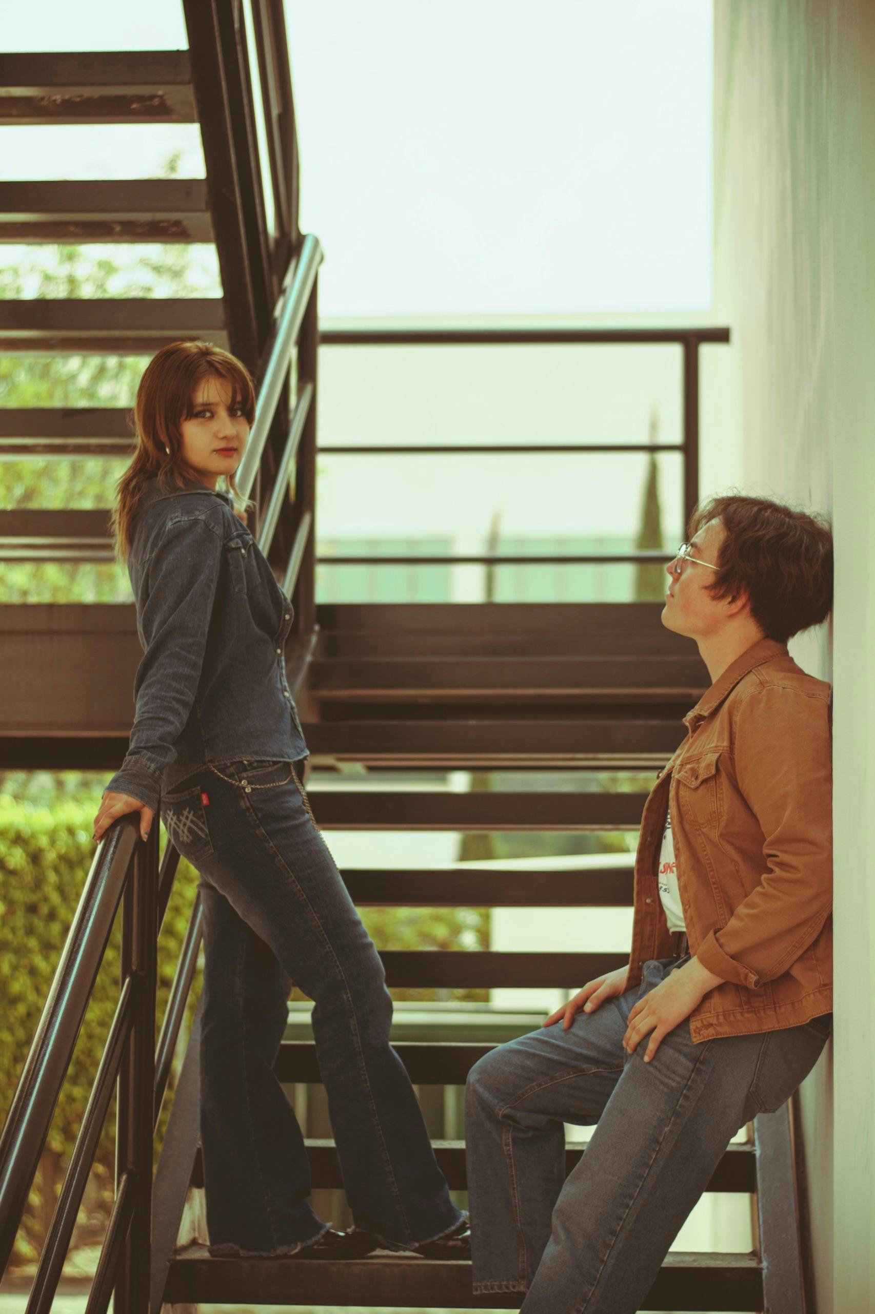 Un hombre y una mujer de pie en la escalera | Fuente: Pexels