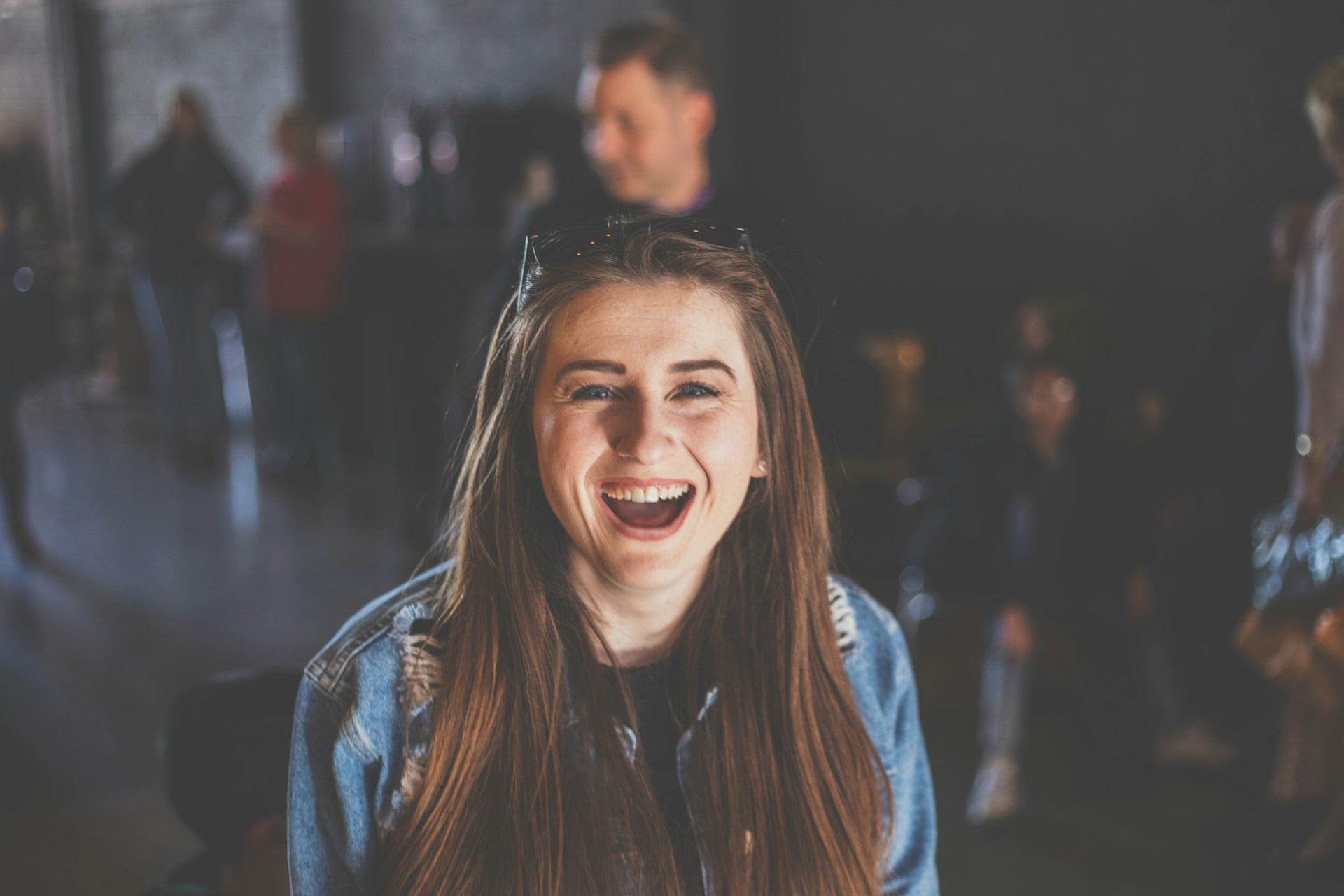 Una adolescente en una tienda mirando algo con deleite | Fuente: Unsplash