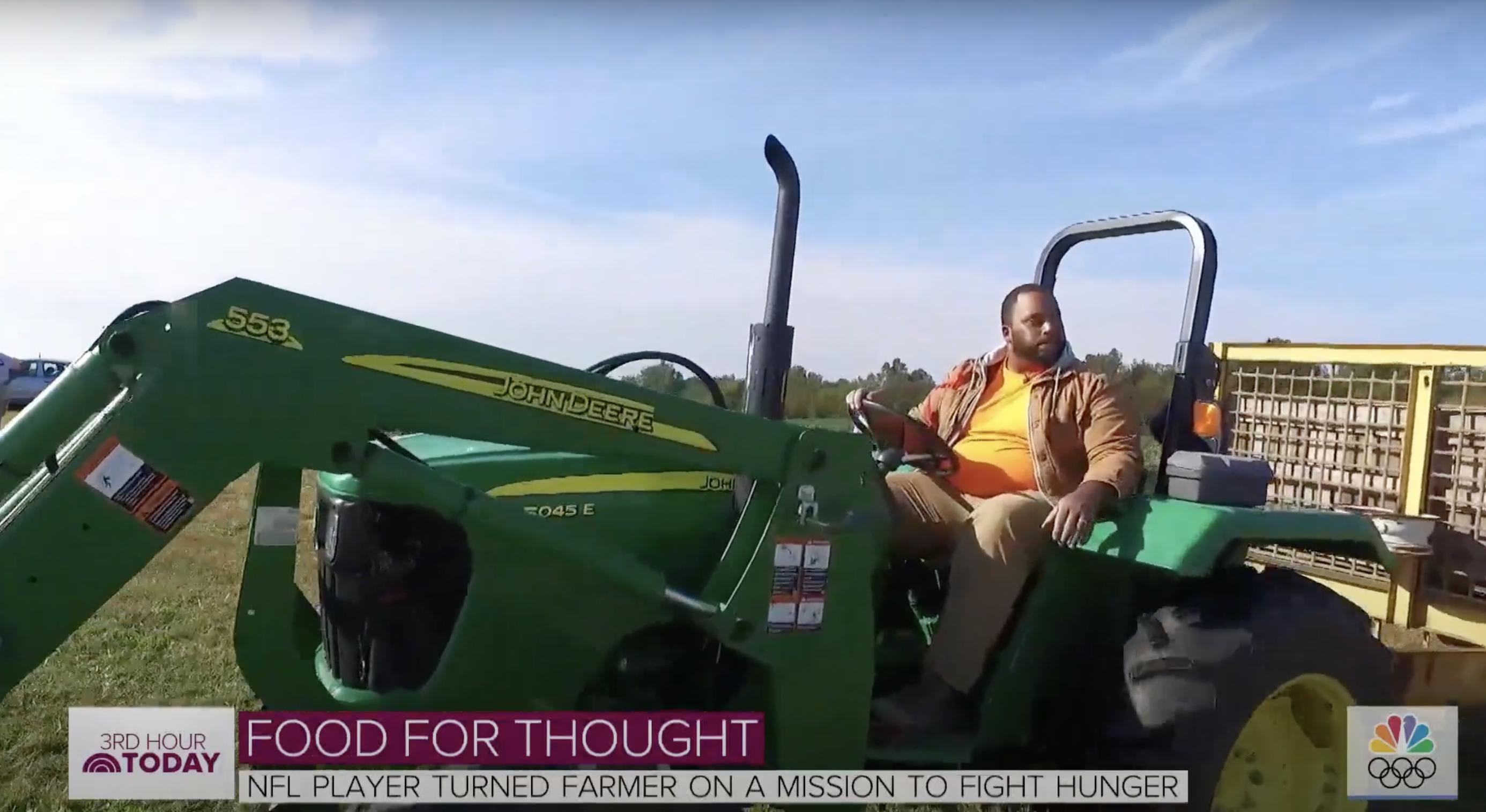 Jason Brown fotografiado en un tractor | Fuente: YouTube/Today