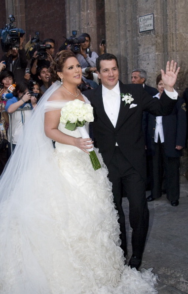 Angélica Vale y Otto Padrón contraen matrimonio en el Colegio de Las Vizcainas el 19 de febrero de 2011 en la Ciudad de México, México | Fuente: Getty Images