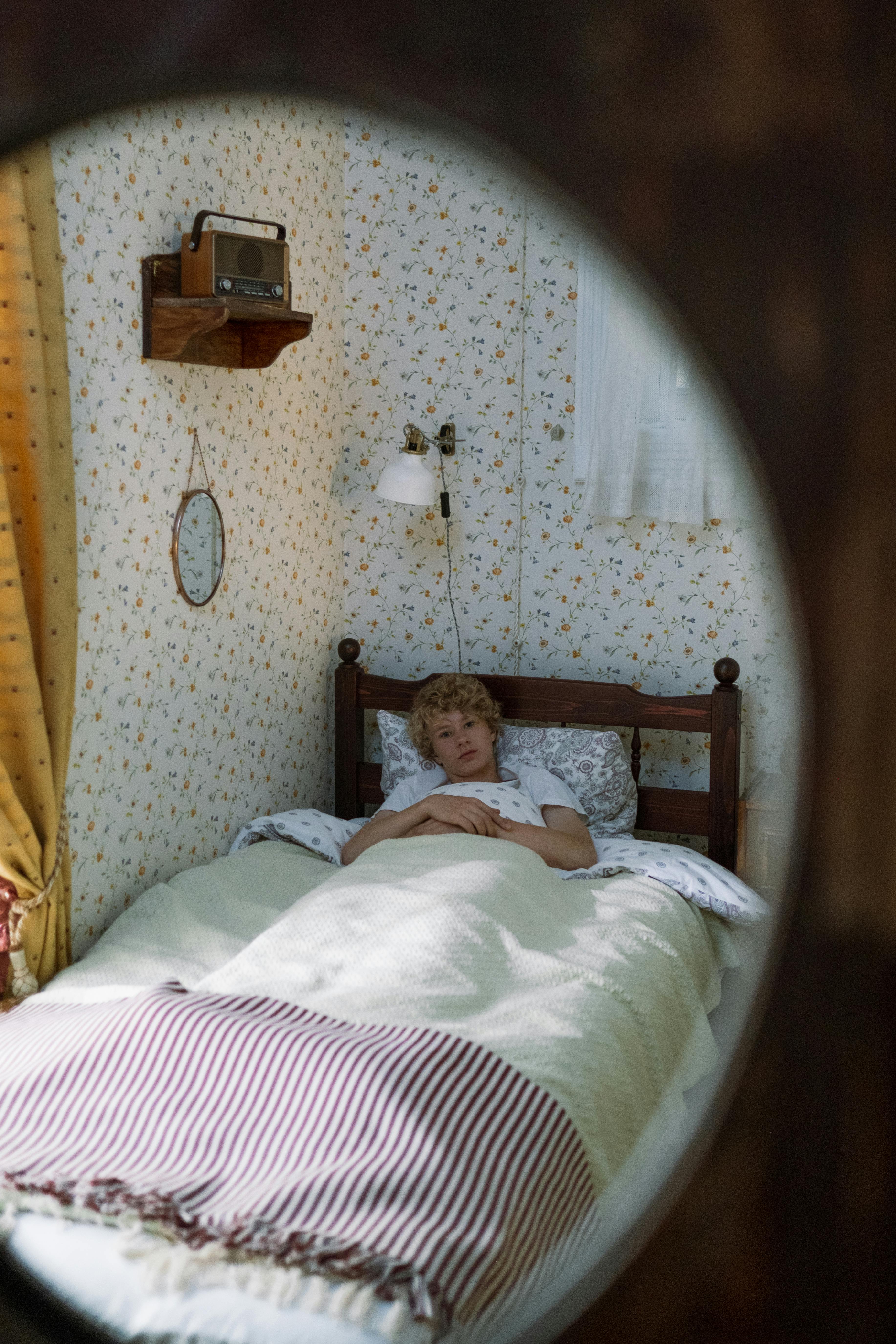 Un niño tumbado en su cama | Fuente: Pexels