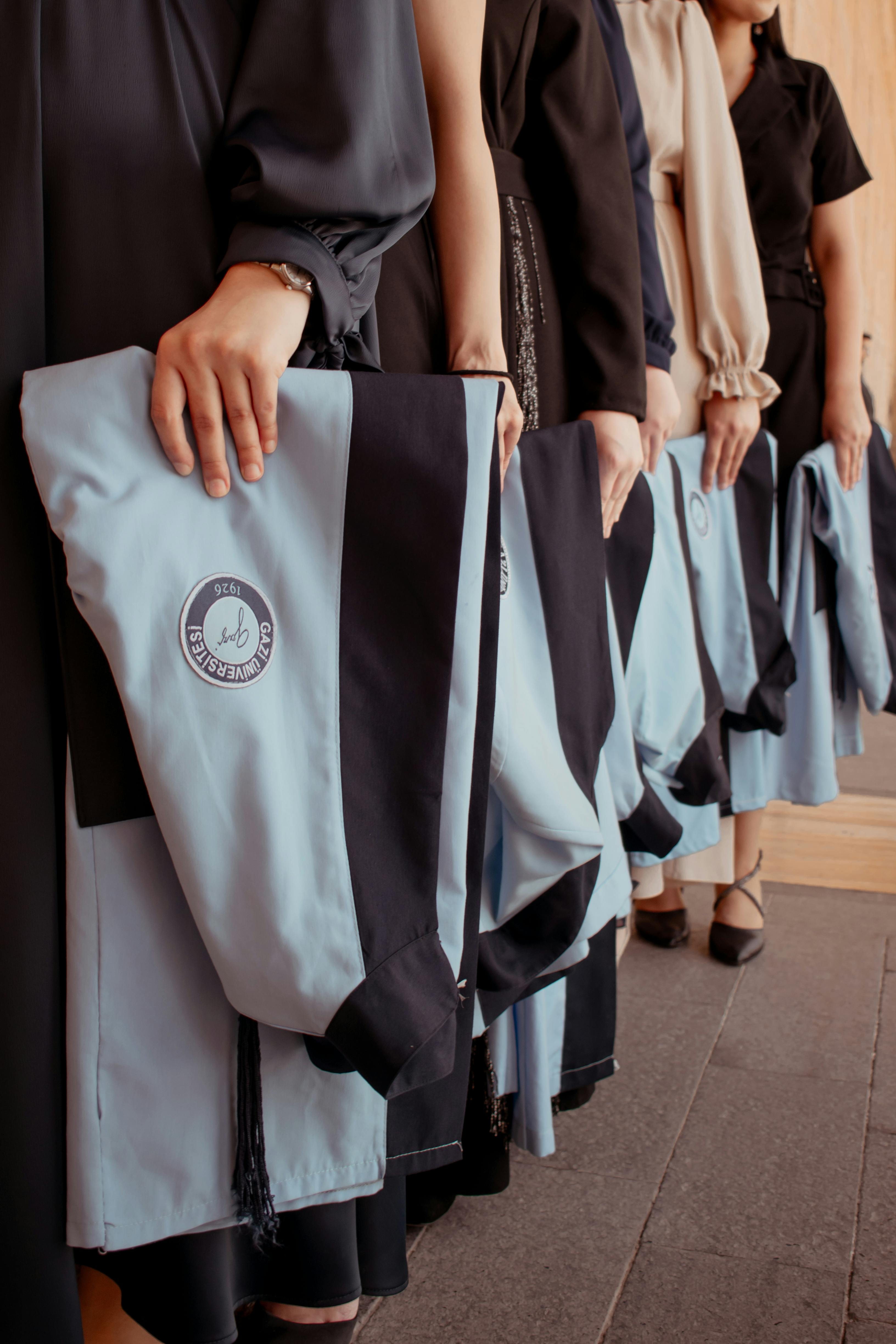 Graduados en fila | Fuente: Pexels