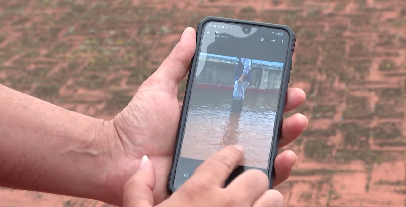 Un vecino mostrando una foto de cómo se veía la terraza inundada del edificio donde vivía Antonio Famoso | Fuente YouTube/Diario AS