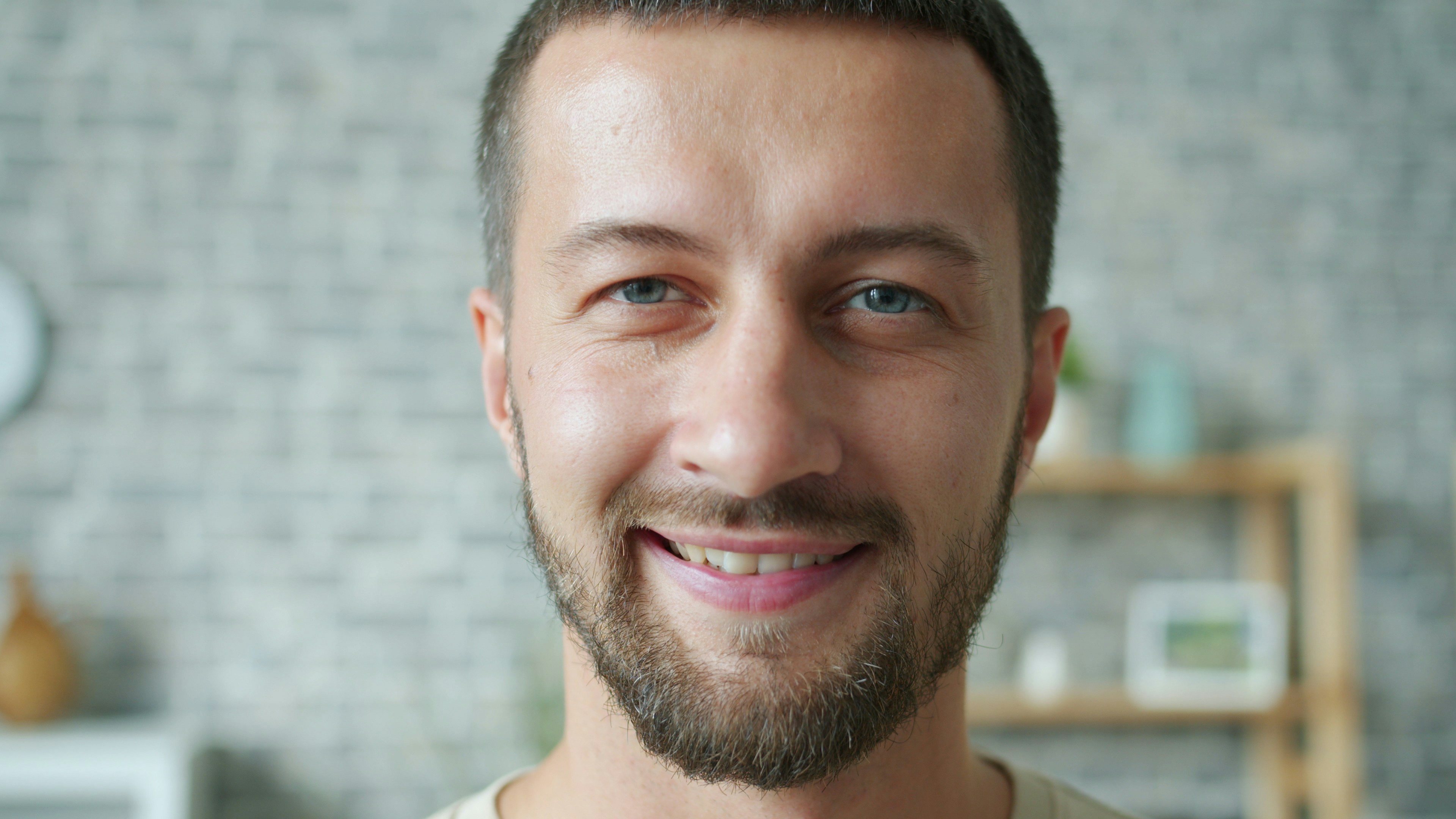 Un hombre sonriendo | Fuente: Unsplash
