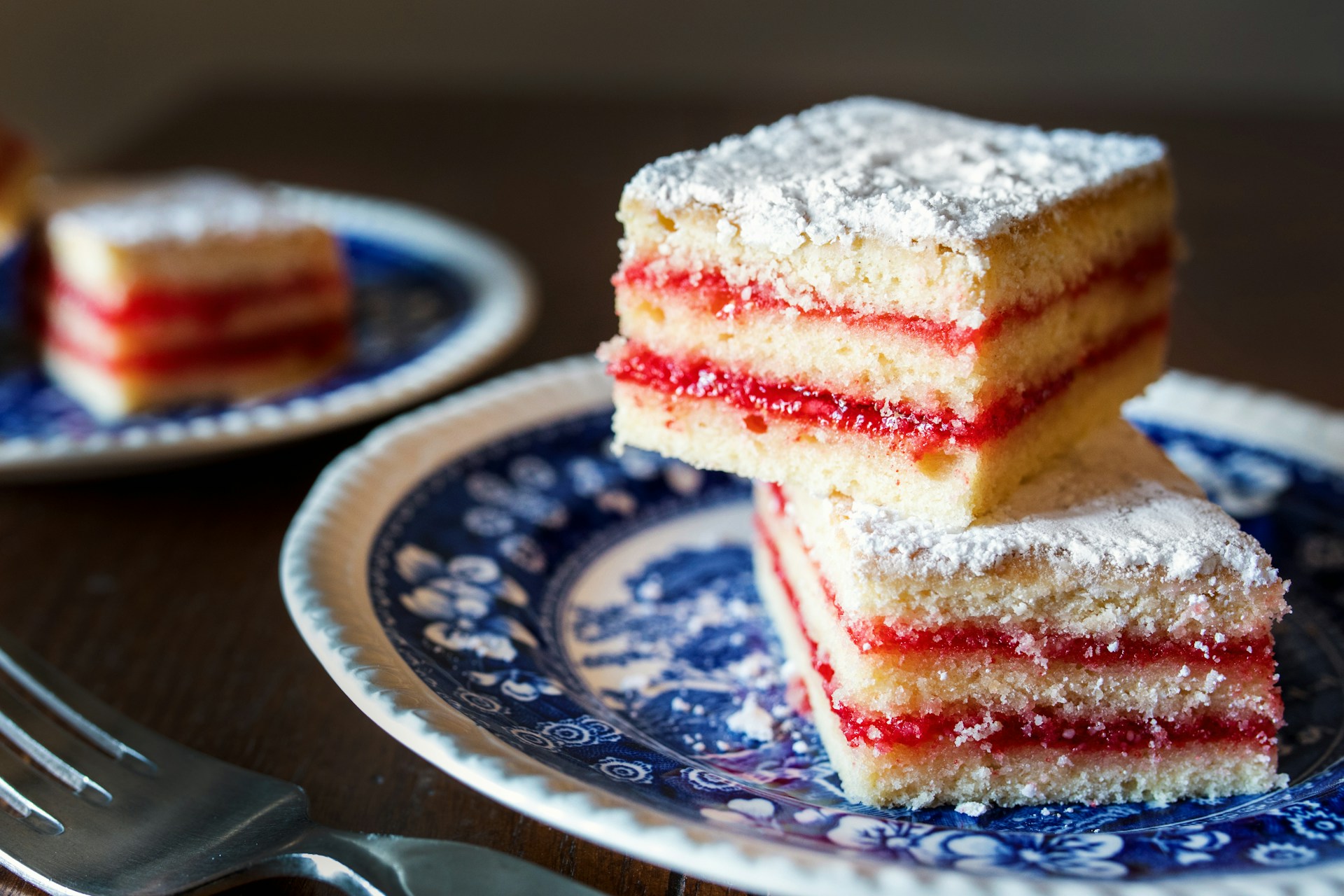 Porciones de pastel en dos platos | Fuente: Unsplash