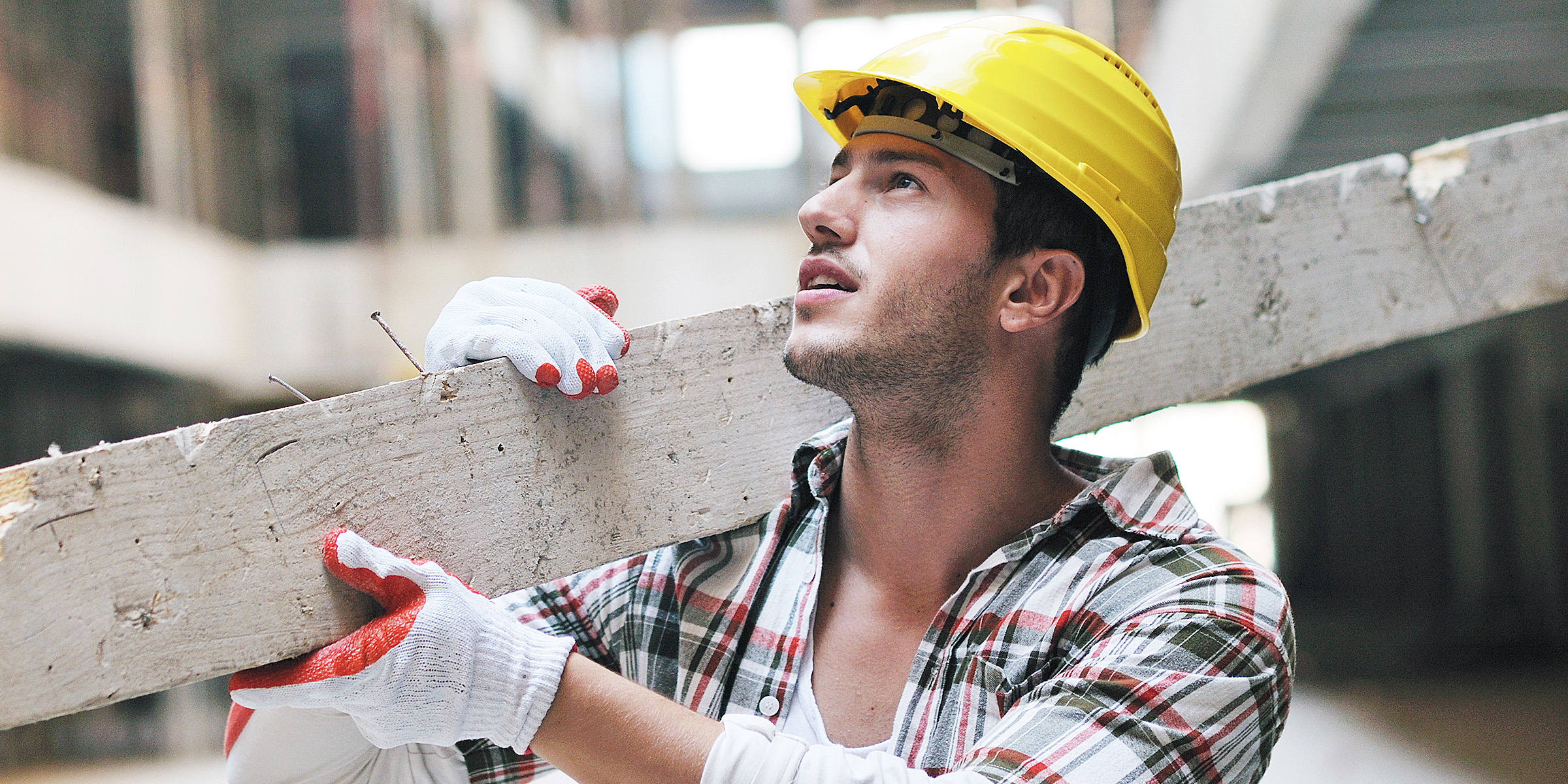 Un trabajador en la obra | Fuente: Shutterstock