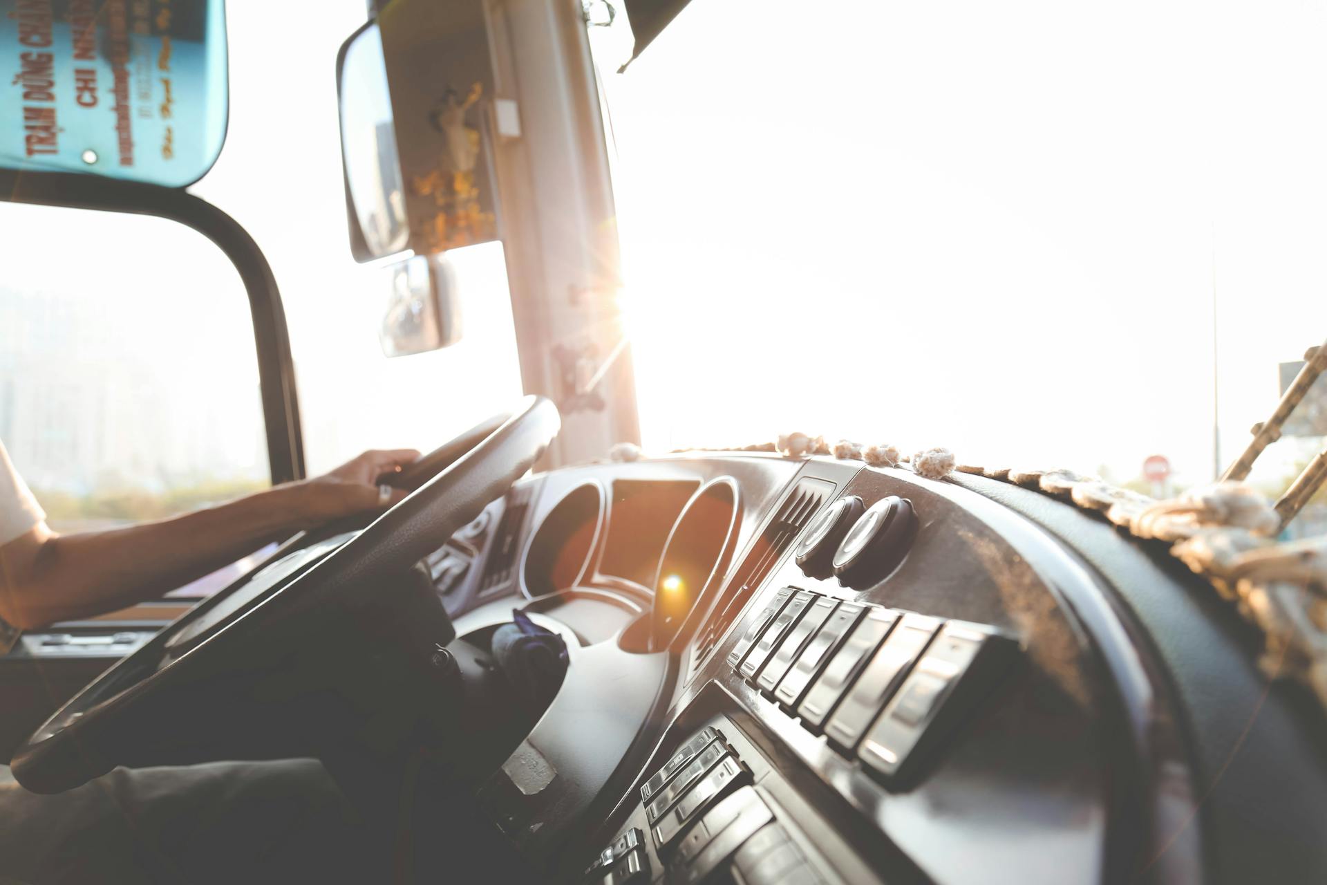 Una persona conduciendo un autobús | Fuente: Pexels