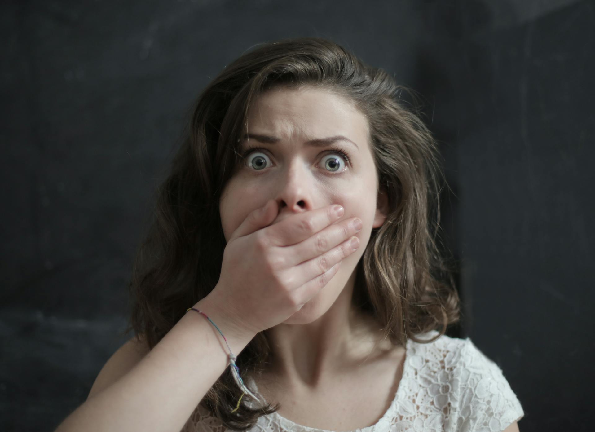 Una mujer jadeando en estado de shock | Fuente: Pexels