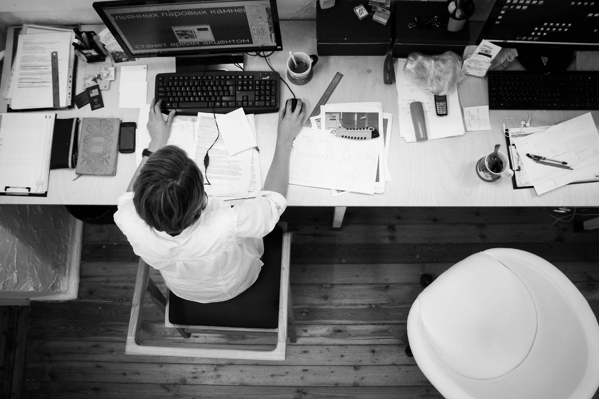 Un hombre en una oficina | Fuente: Pexels
