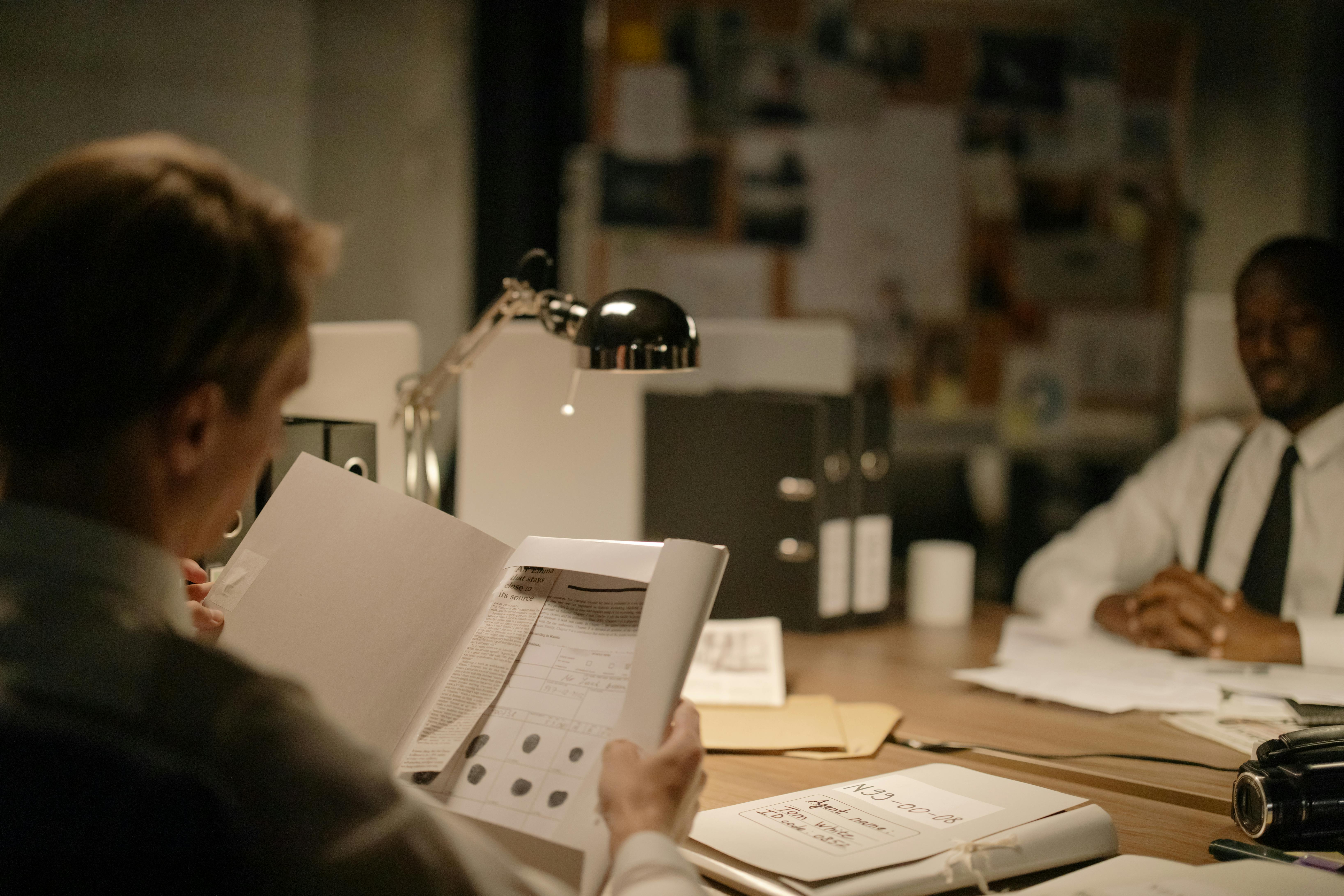 Un hombre sentado en su escritorio | Fuente: Pexels