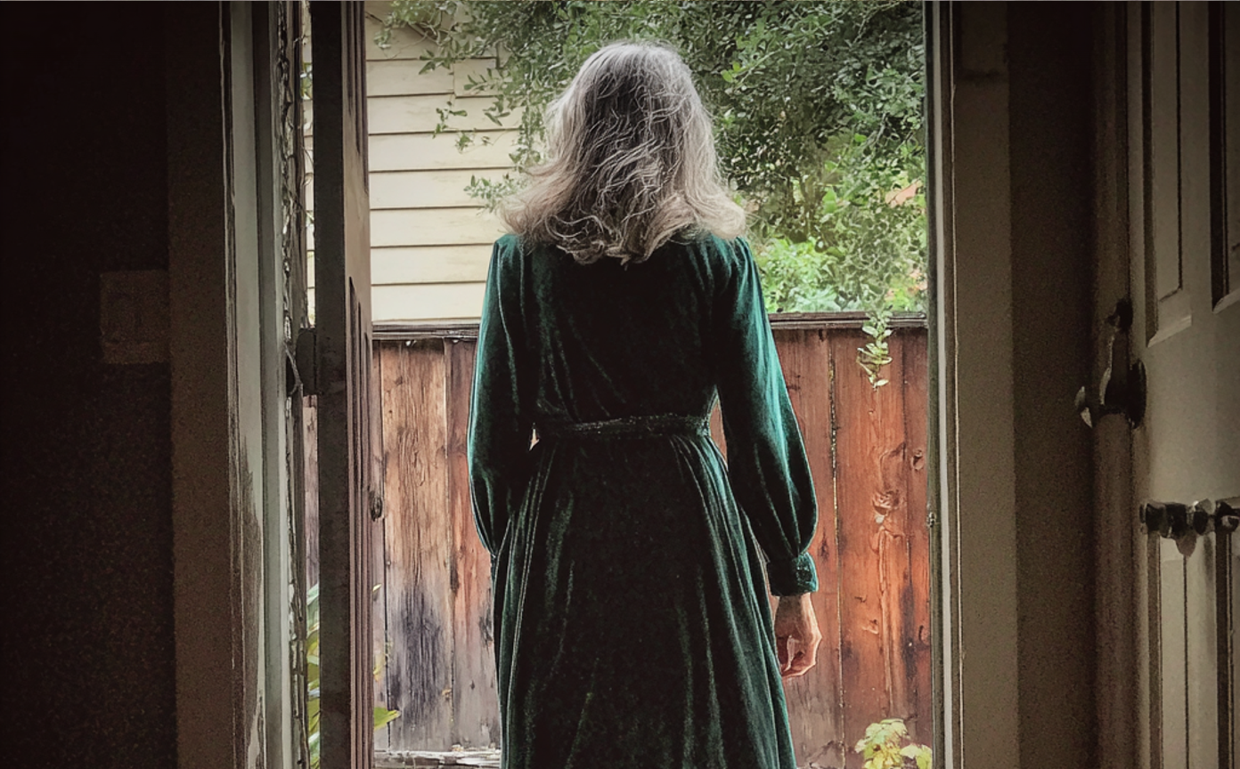 Una mujer saliendo de una casa | Fuente: Midjourney