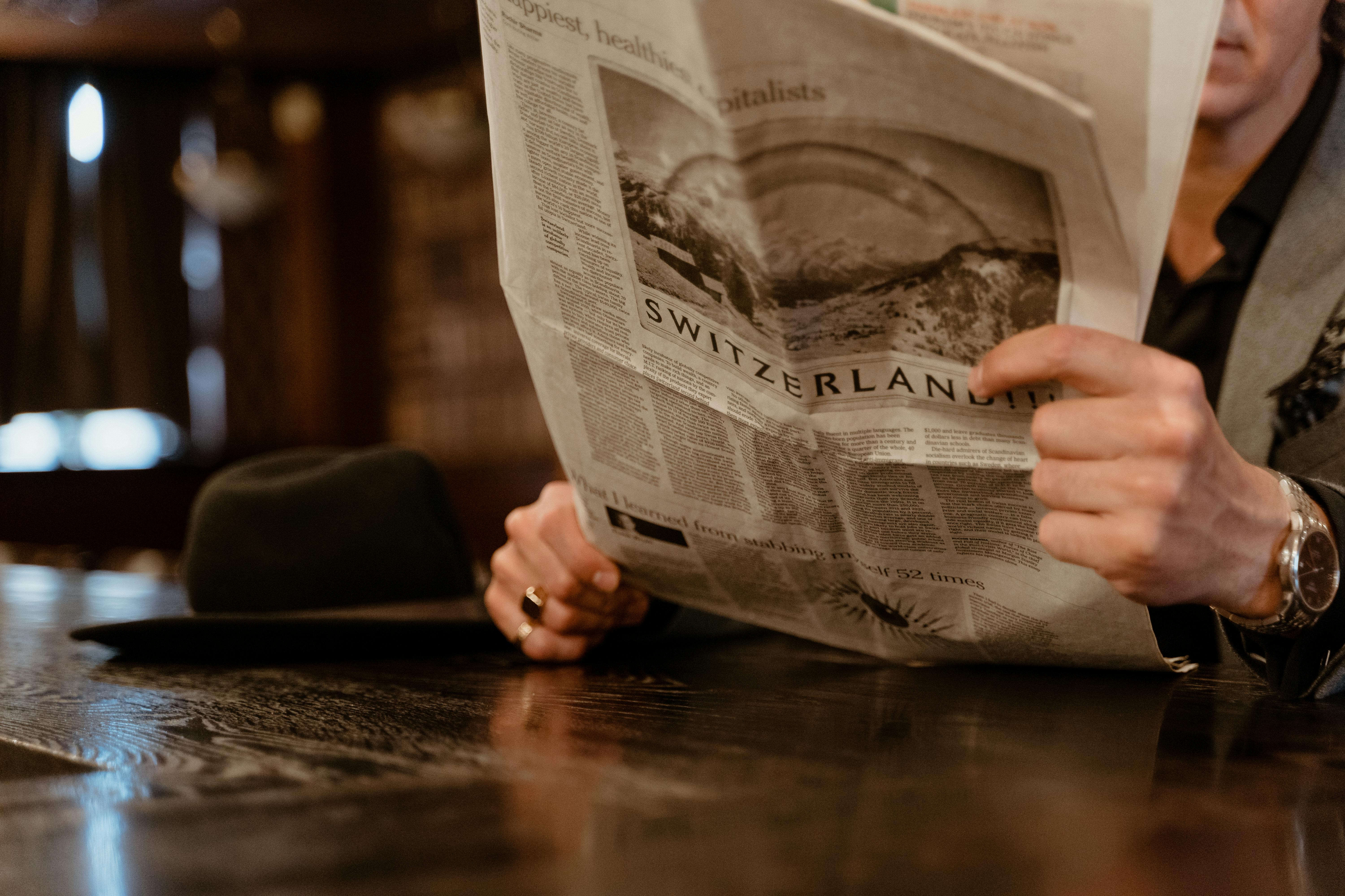 Un hombre leyendo un periódico | Fuente: Pexels