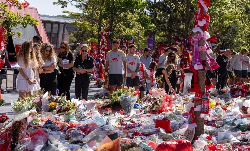 Rute Cardoso de visita en el santuario en Anfield | Fuente: Instagram/infobae