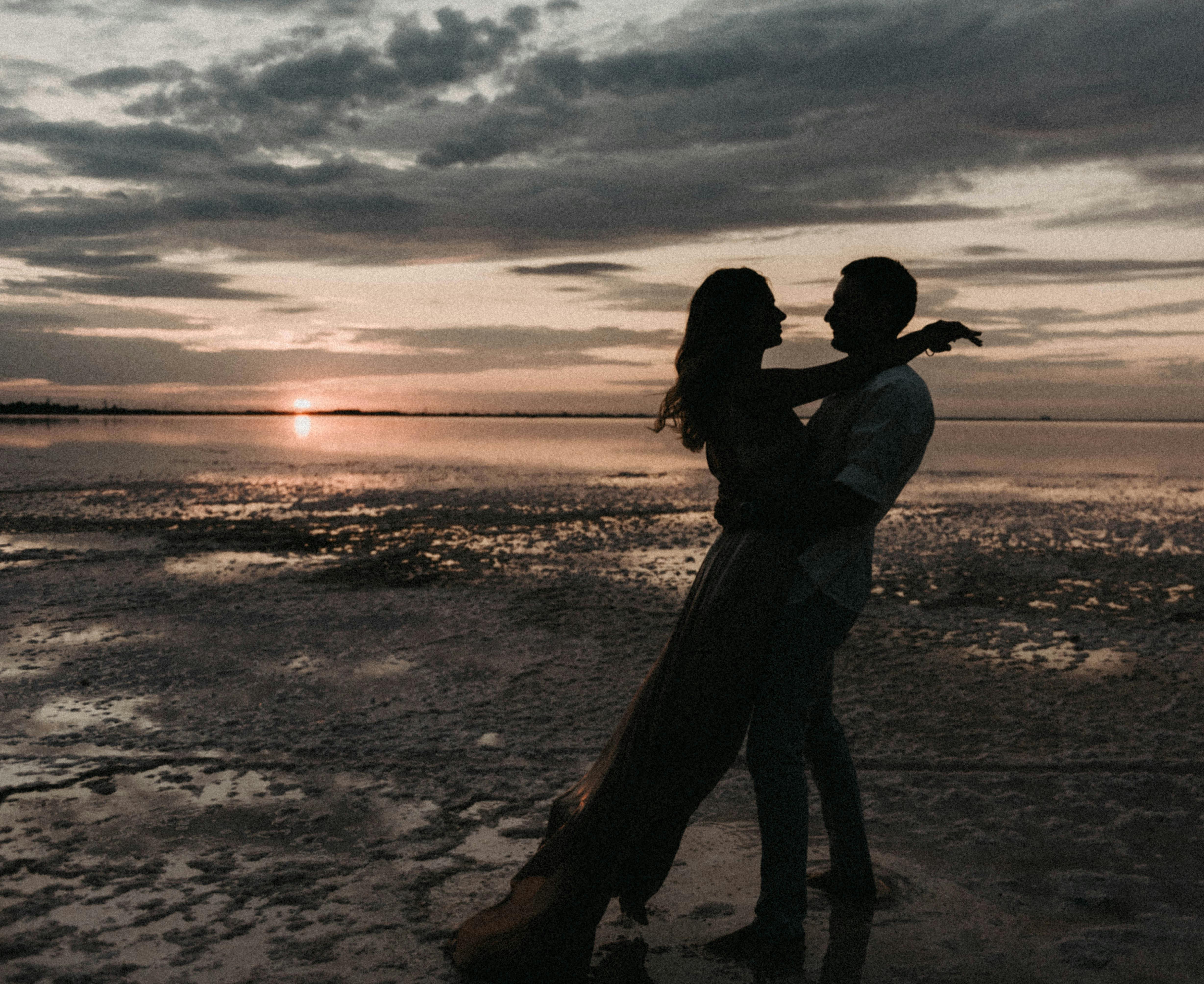 Pareja bailando en la playa | Fuente: Pexels
