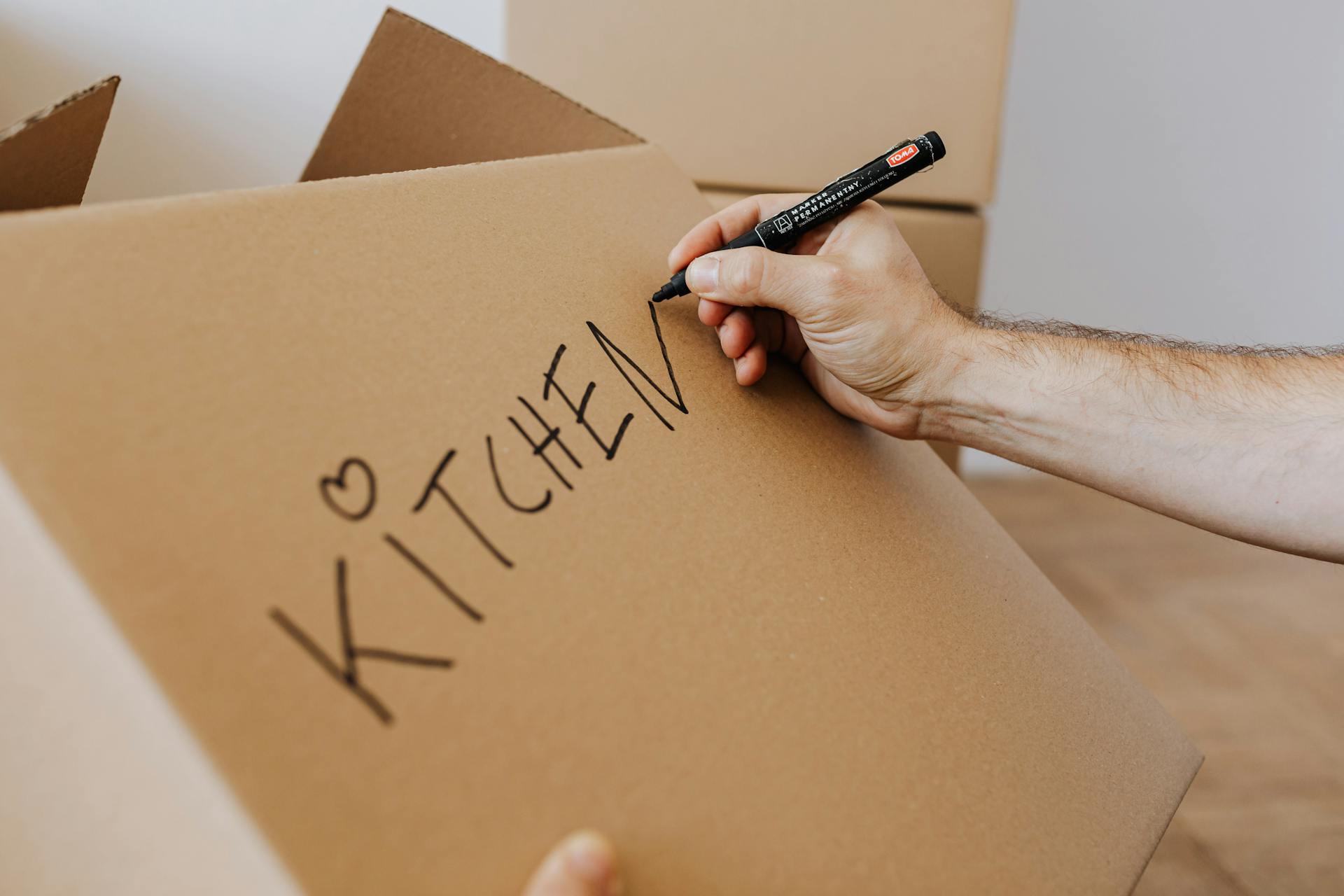 Primer plano de un hombre etiquetando una caja | Fuente: Pexels