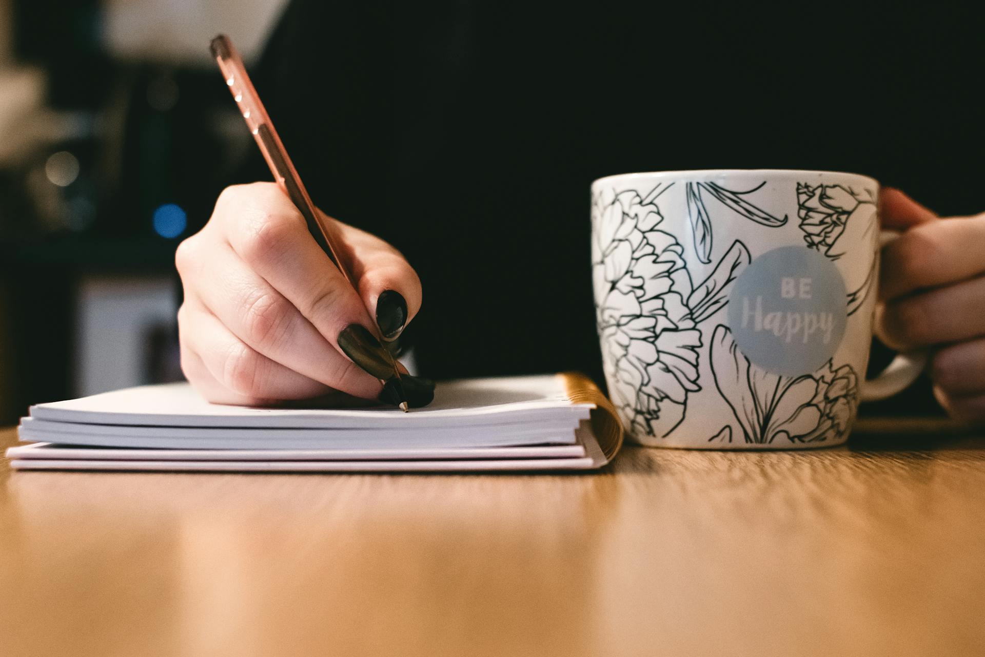 Una persona escribiendo una nota | Fuente: Pexels