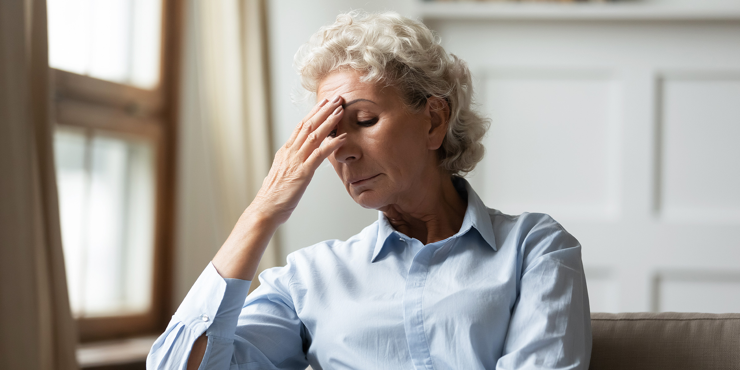 Una mujer experimentando dolor | Fuente: Shutterstock