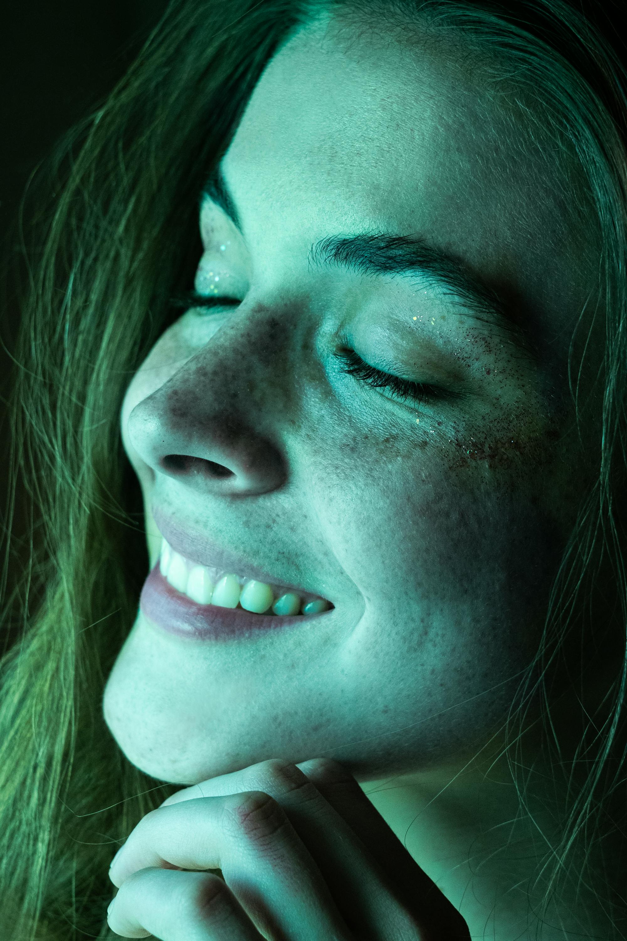 Primer plano de una joven sonriente | Fuente: Pexels