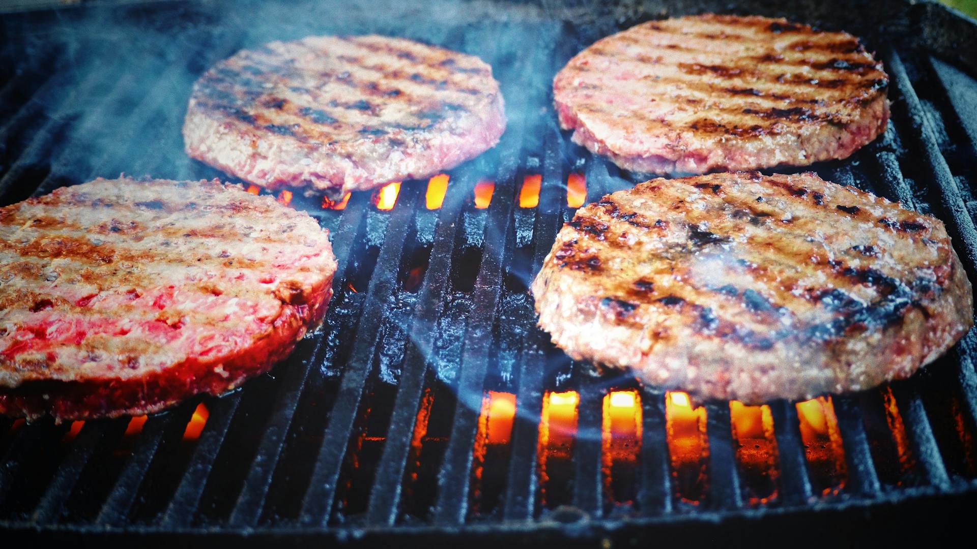 Hamburguesas a la parrilla | Fuente: Pexels
