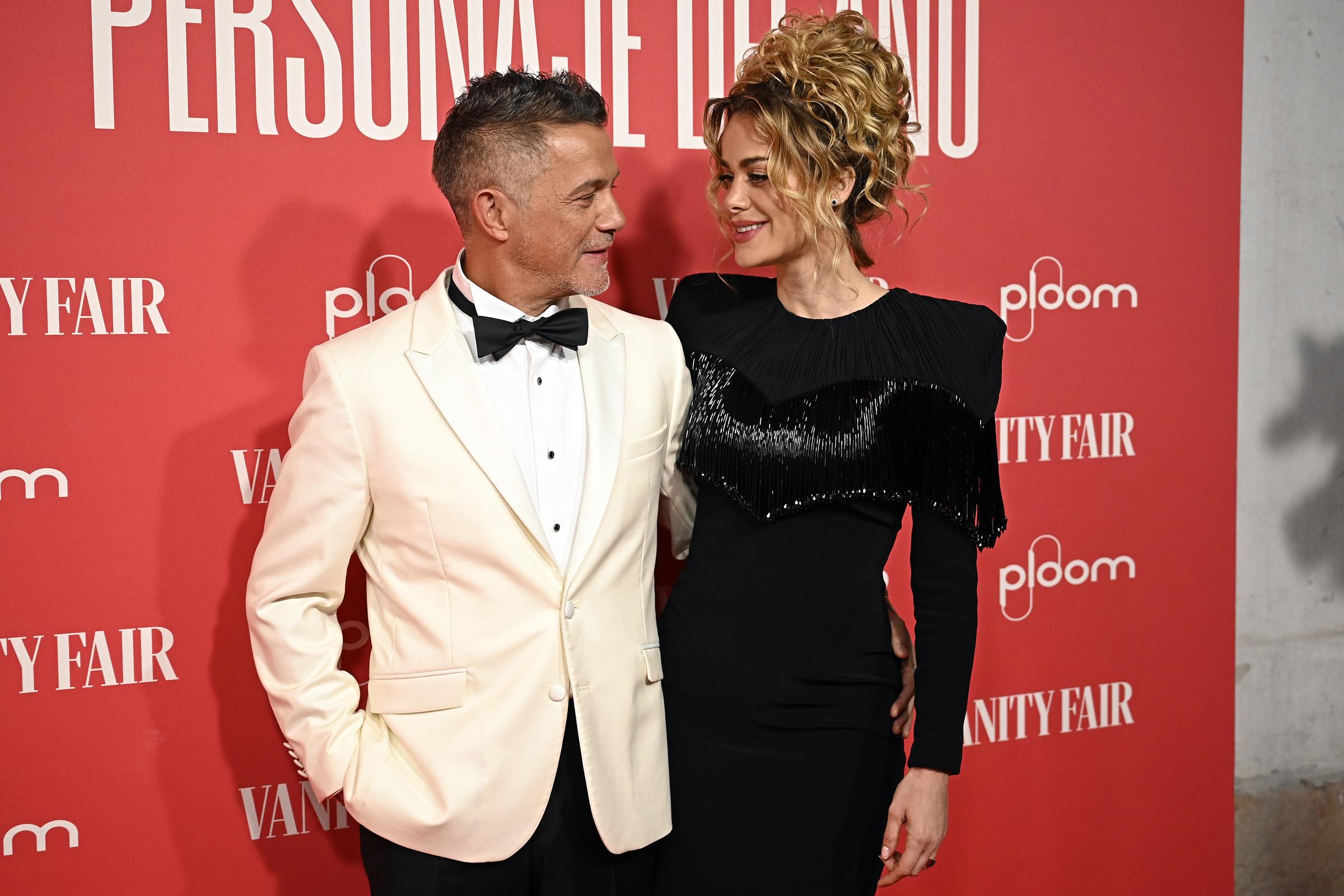 Alejandro Sanz, acompañado de su novia, Candela Márquez, recibe el Premio Vanity Fair Persona del Año 2024, el 4 de diciembre de 2024, en Madrid, España. | Fuente: Getty Images