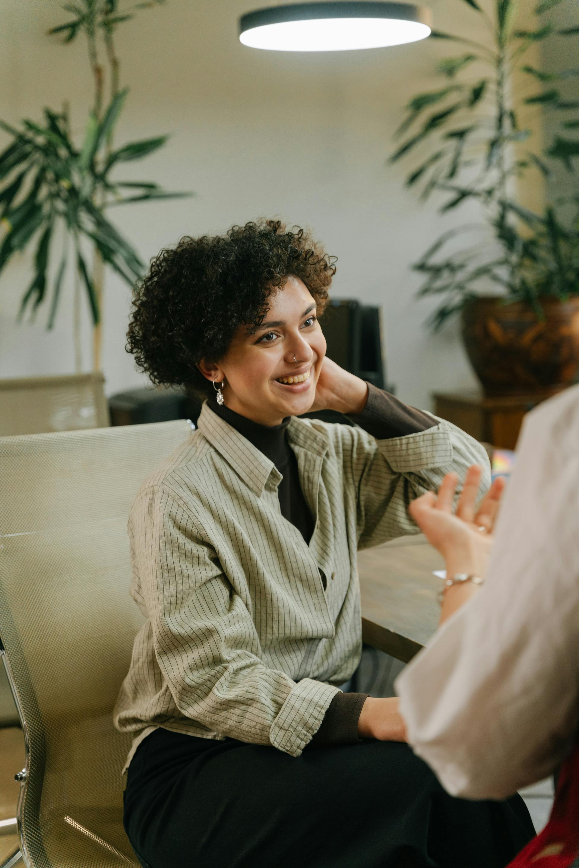 Una mujer hablando con otra mujer | Fuente: Pexels