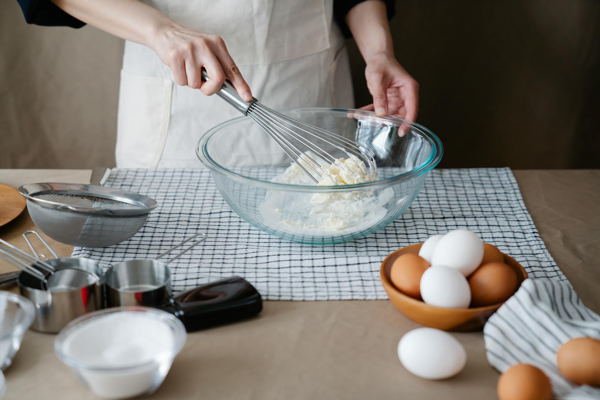Una mujer haciendo un pastel | Fuente: Pexels